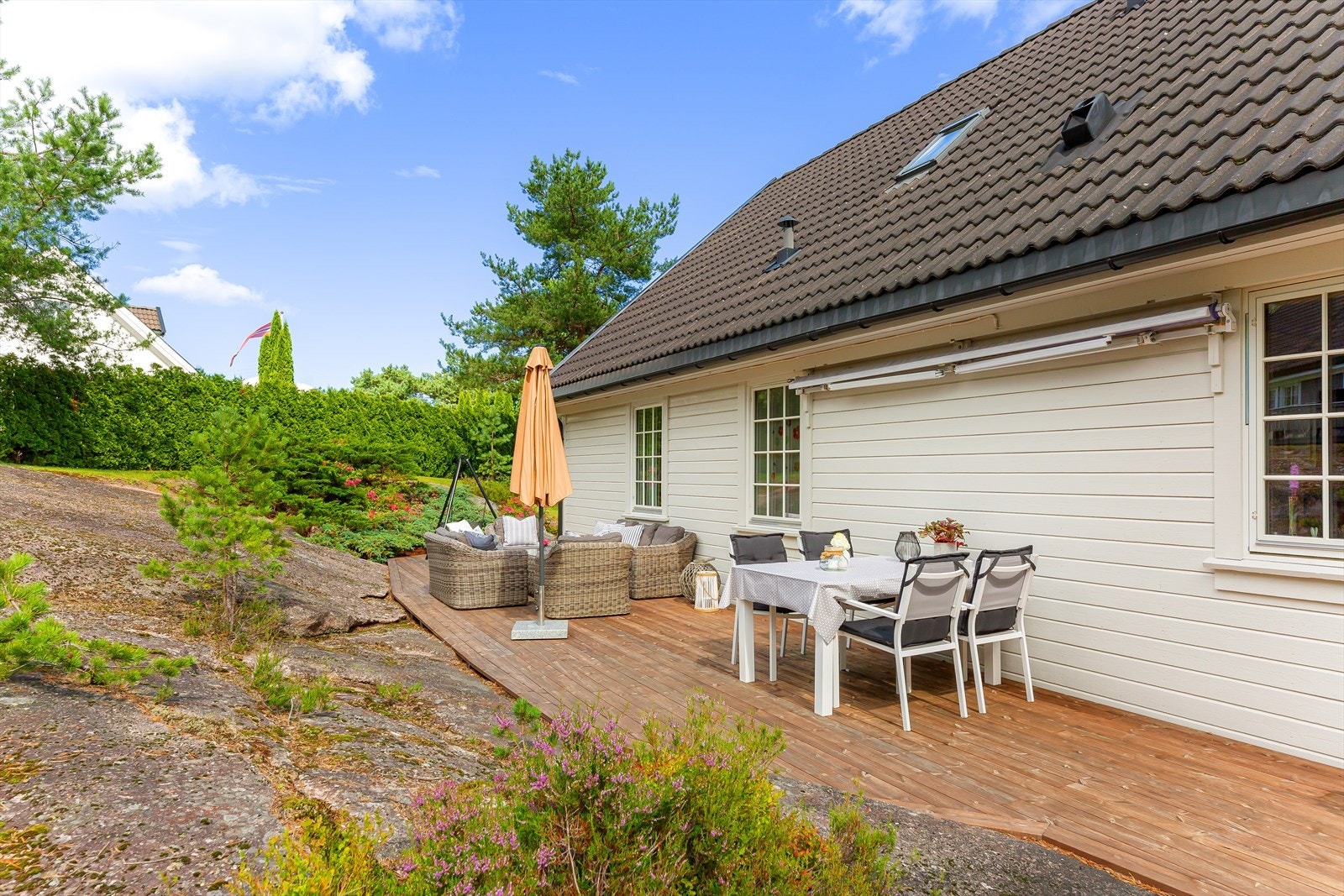 På deler av terrassen er det montert markise som gir ly for sol og regn. Galleribilde