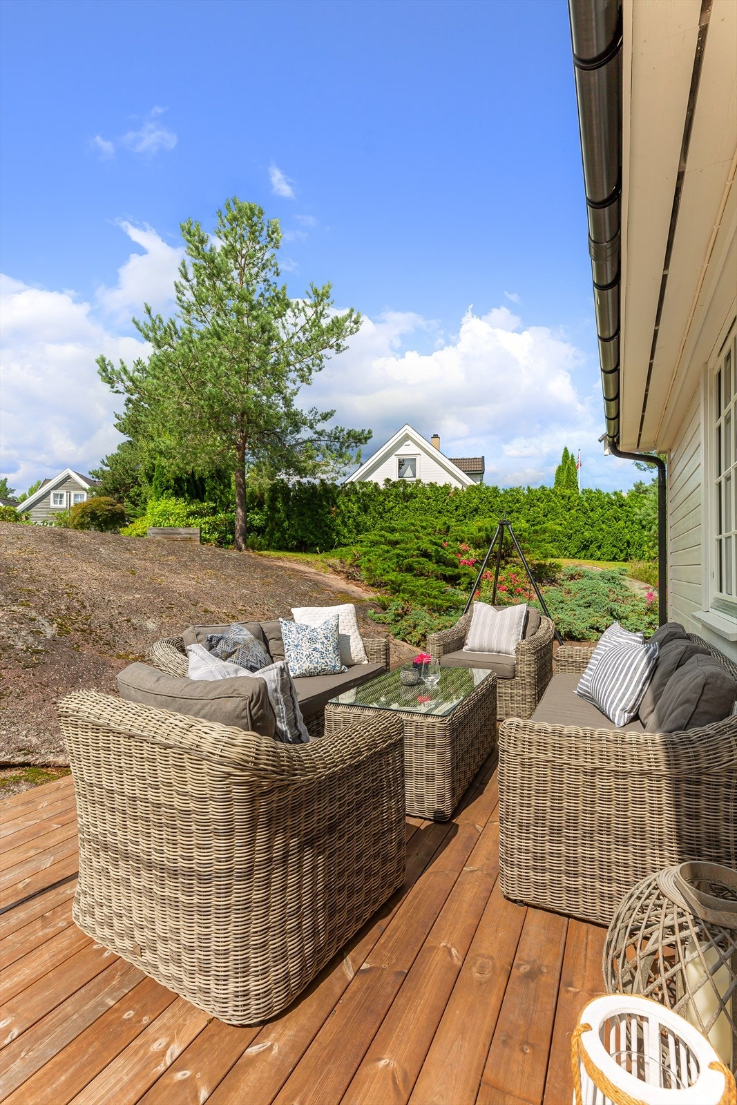 Terrassen er godt vedlikeholdt og terrassebordene ble byttet i 2020. Galleribilde