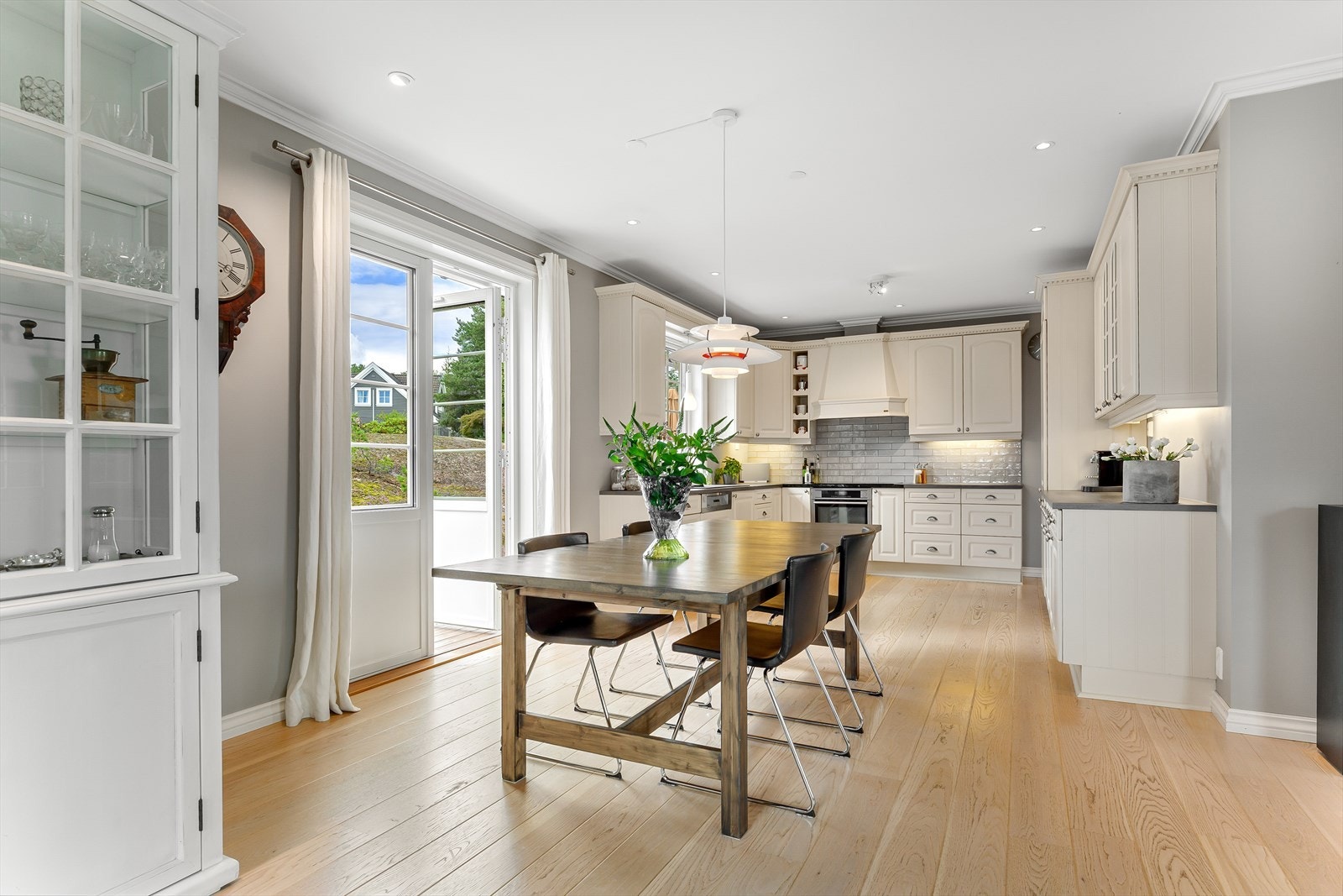 Dagens spisestue er plassert ved kjøkkenet som ligger i delvis åpen løsning med stuen. Galleribilde