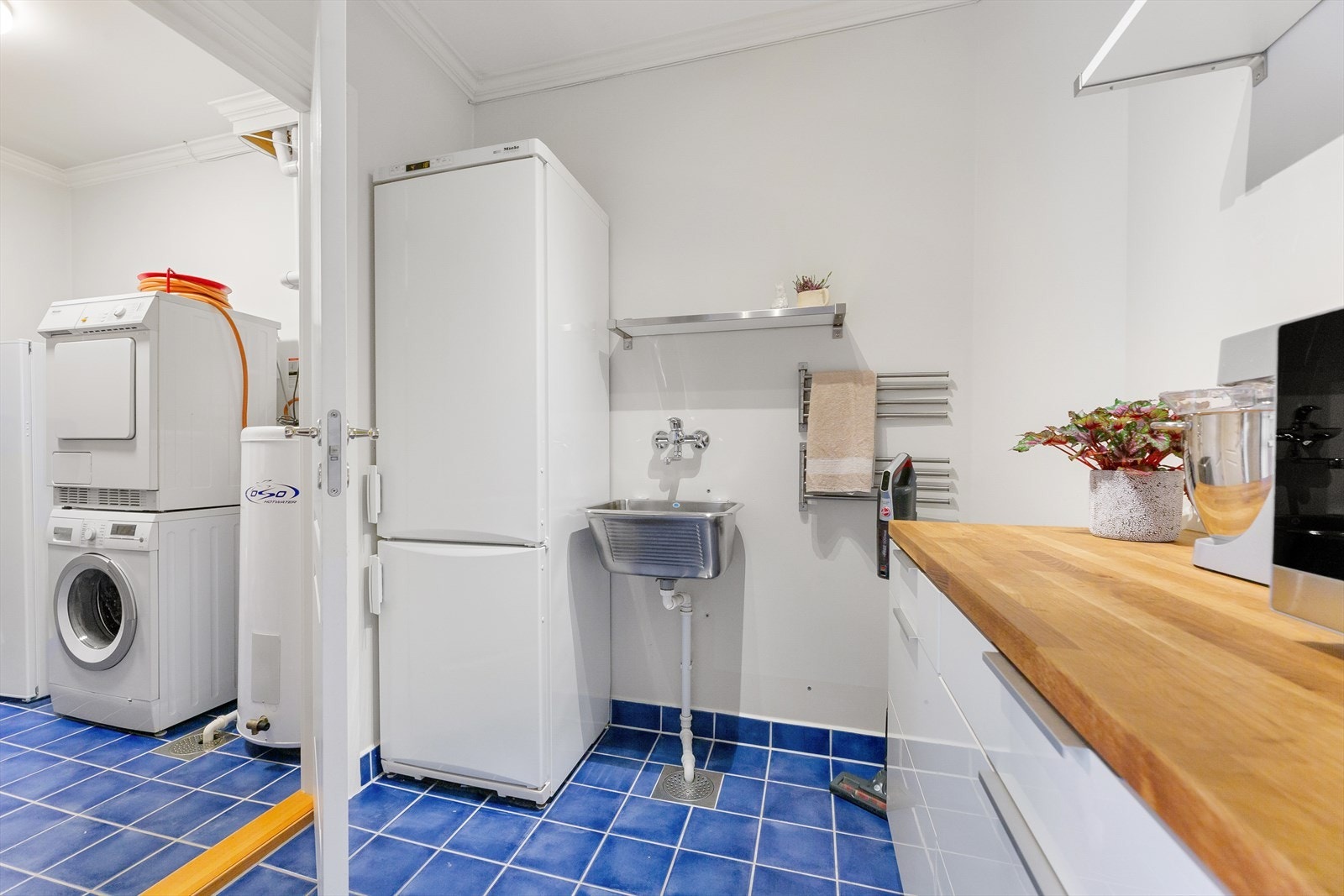 Vaskerom / teknisk rom med dør mellom rommene. Galleribilde