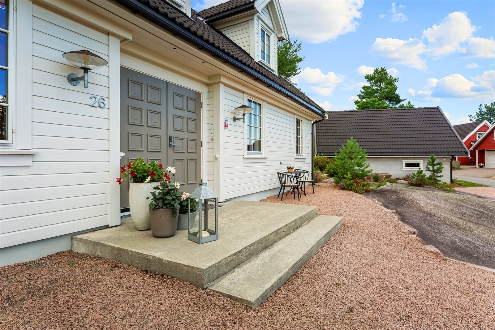 Takoverbygg over en to-fløyet inngangsdør som tar deg videre til boligens flotte hall. Galleribilde