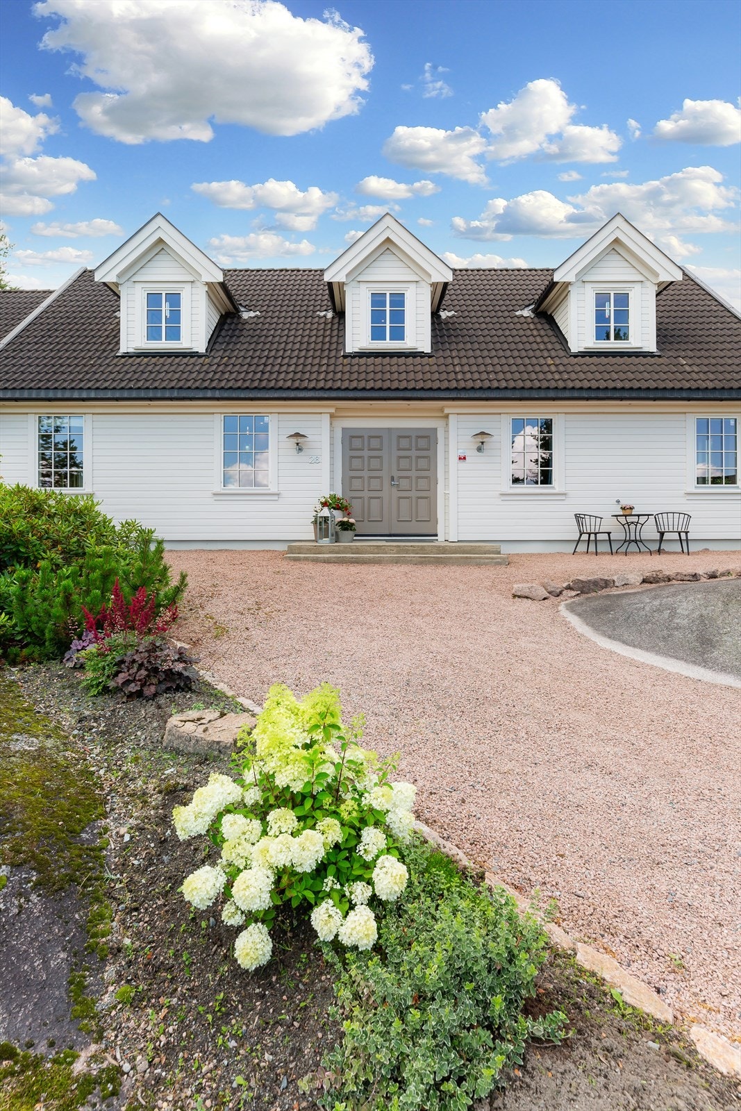 Eiendommen har et pent opparbeidet inngangsparti med velstelt beplantning og en stor gruset innkjørsel. Grusen er av Røykengranitt. Galleribilde