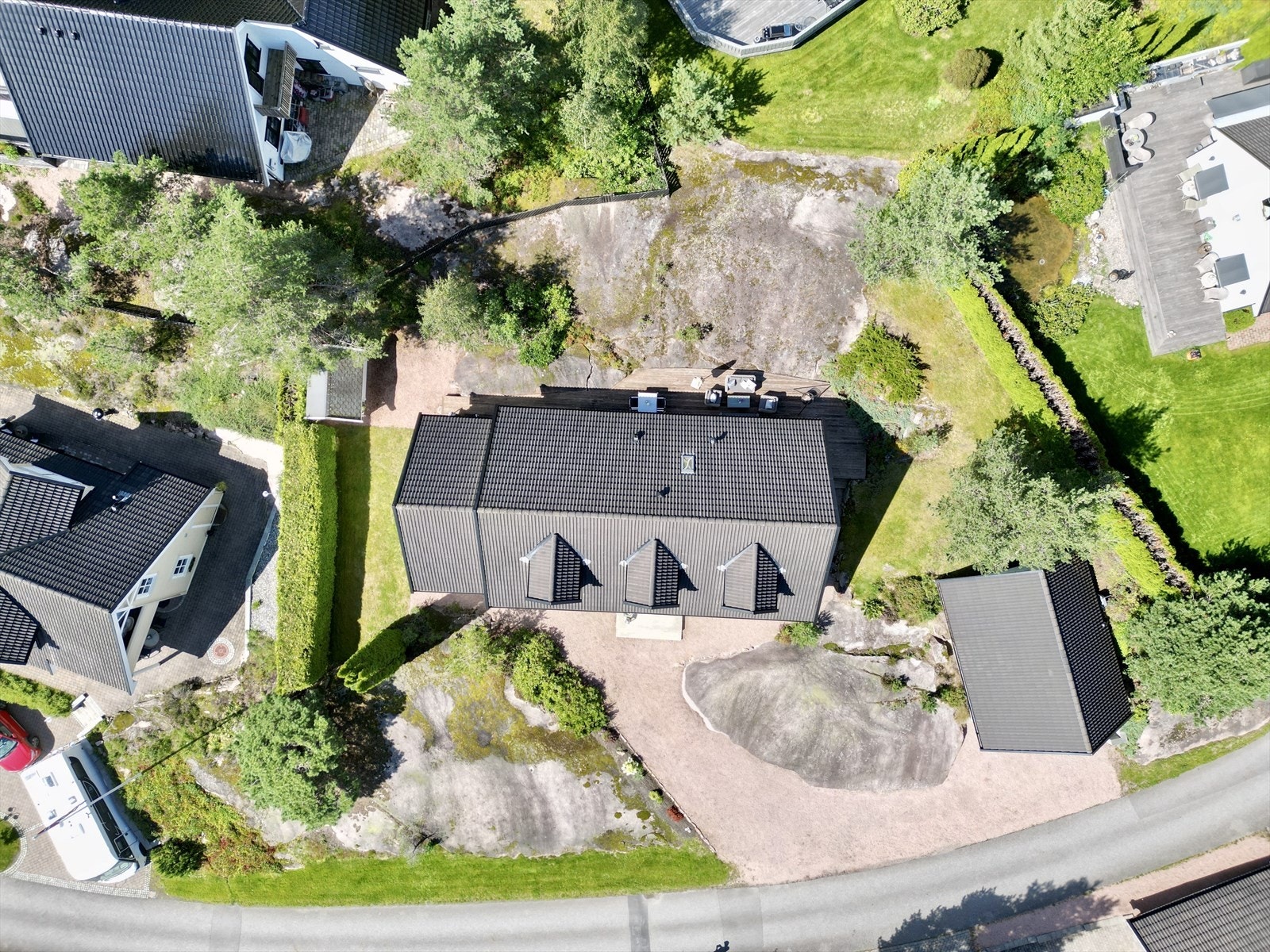 Lettstelt, stor hage med mye naturtomt Galleribilde