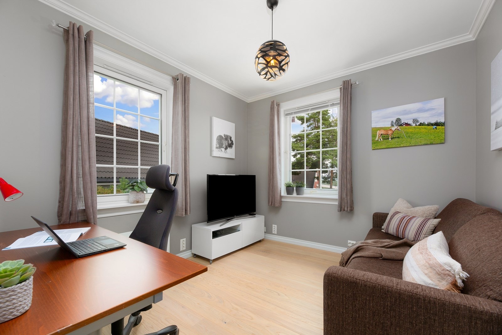 Boligens øvrige soverom er i likhet med hovedsoverommet av god størrelse og egner seg utmerket som barnerom, kontor, hobbyrom, gjesteværelse eller lignende. Galleribilde