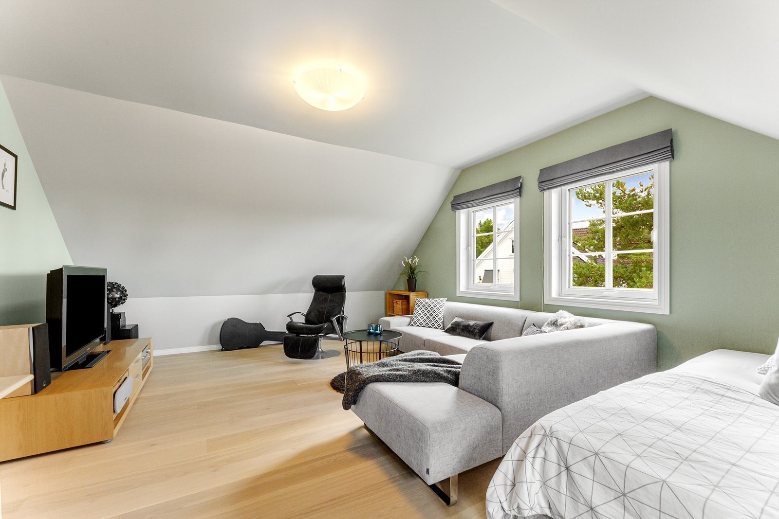 Som i stuen i 1. etasje er det gode vindusflater som sørger for naturlig lysinnslipp. Galleribilde