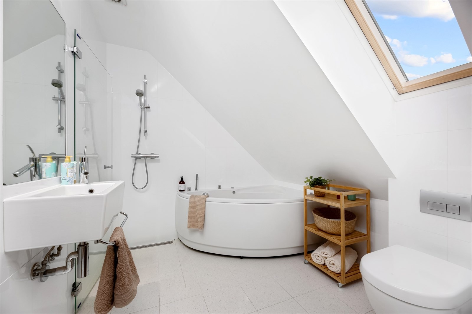 Flisene er tidløse og moderne med et lyst preg og det er montert varmekabler i gulvet. Galleribilde