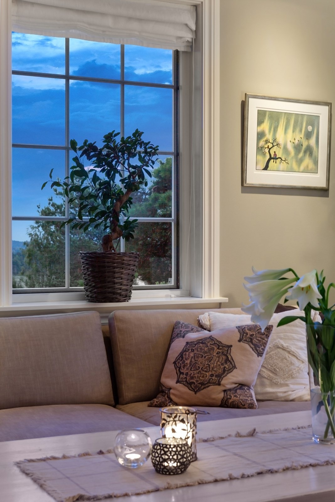 Veggene er malt i en tidsriktig fargetone og det er 1-stavs parkett på gulvet. Galleribilde