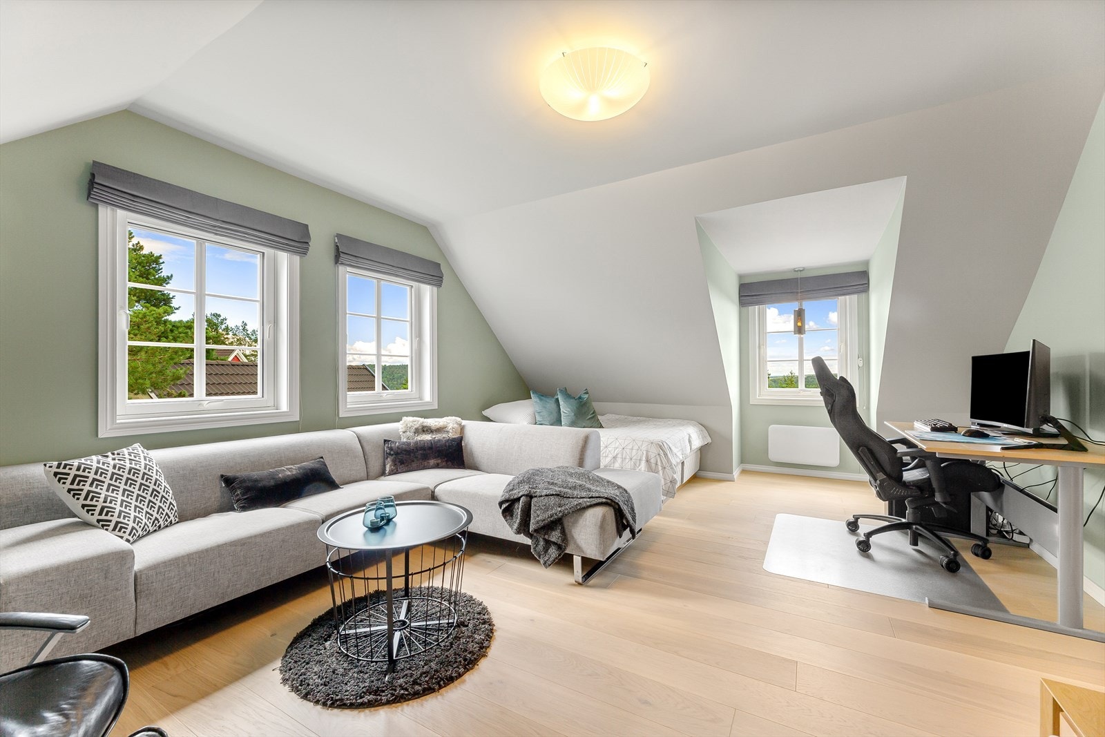 Det største soverommet i andre etasje benyttes i dag som en hyggelig tv-stue. Galleribilde