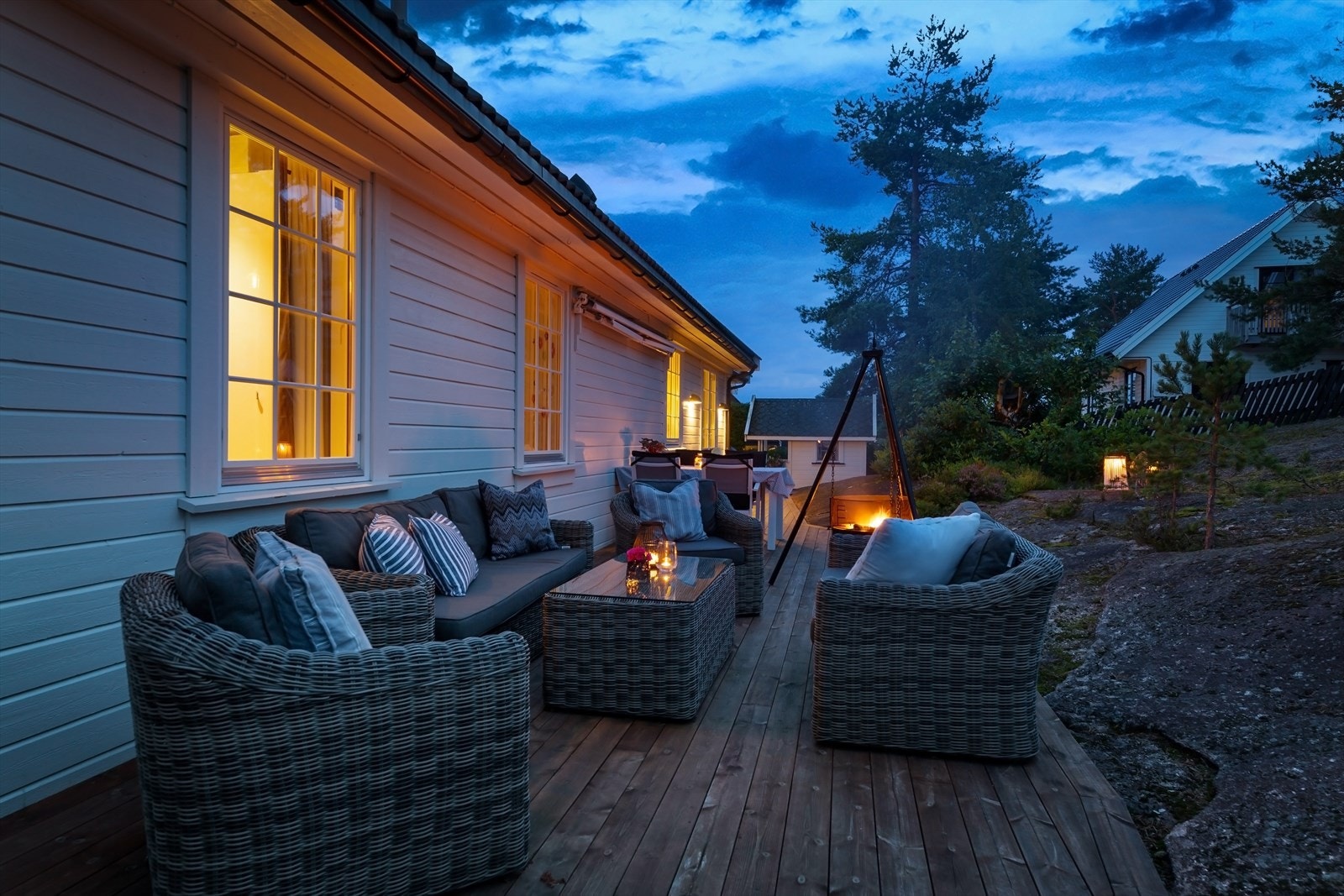 Her er det god plass til spise- og grillplass, solsenger og lounge. Galleribilde