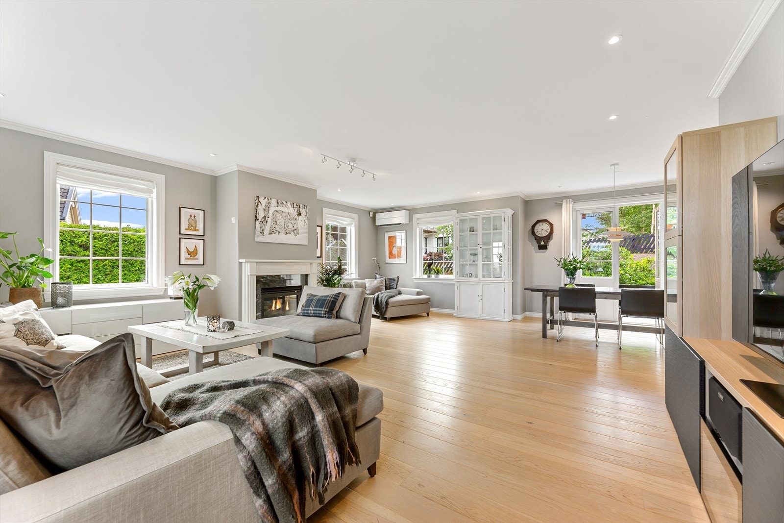 Her er det god plass til både tv-stue, sofagruppe og spisestue. Galleribilde