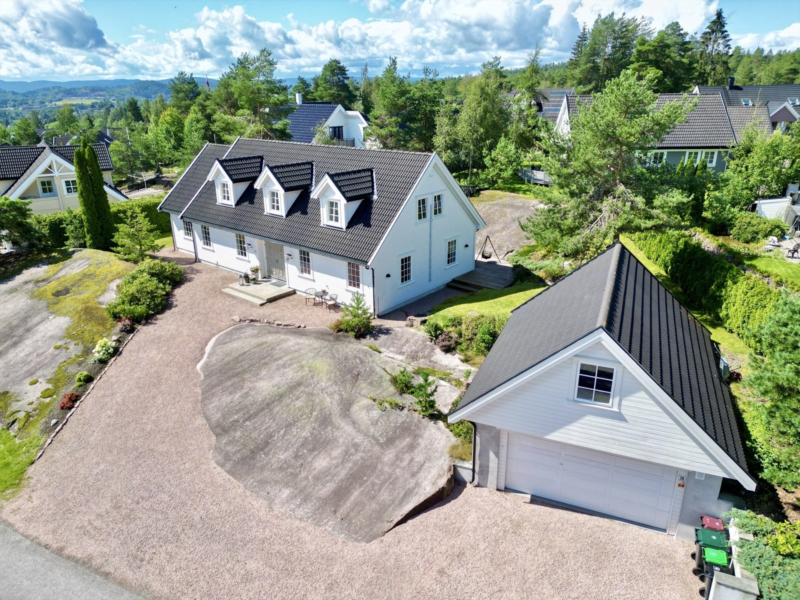 Fra innkjørsel er det adkomst til en frittstående dobbelgarasje med gode lagringsmuligheter på loftet. Galleribilde