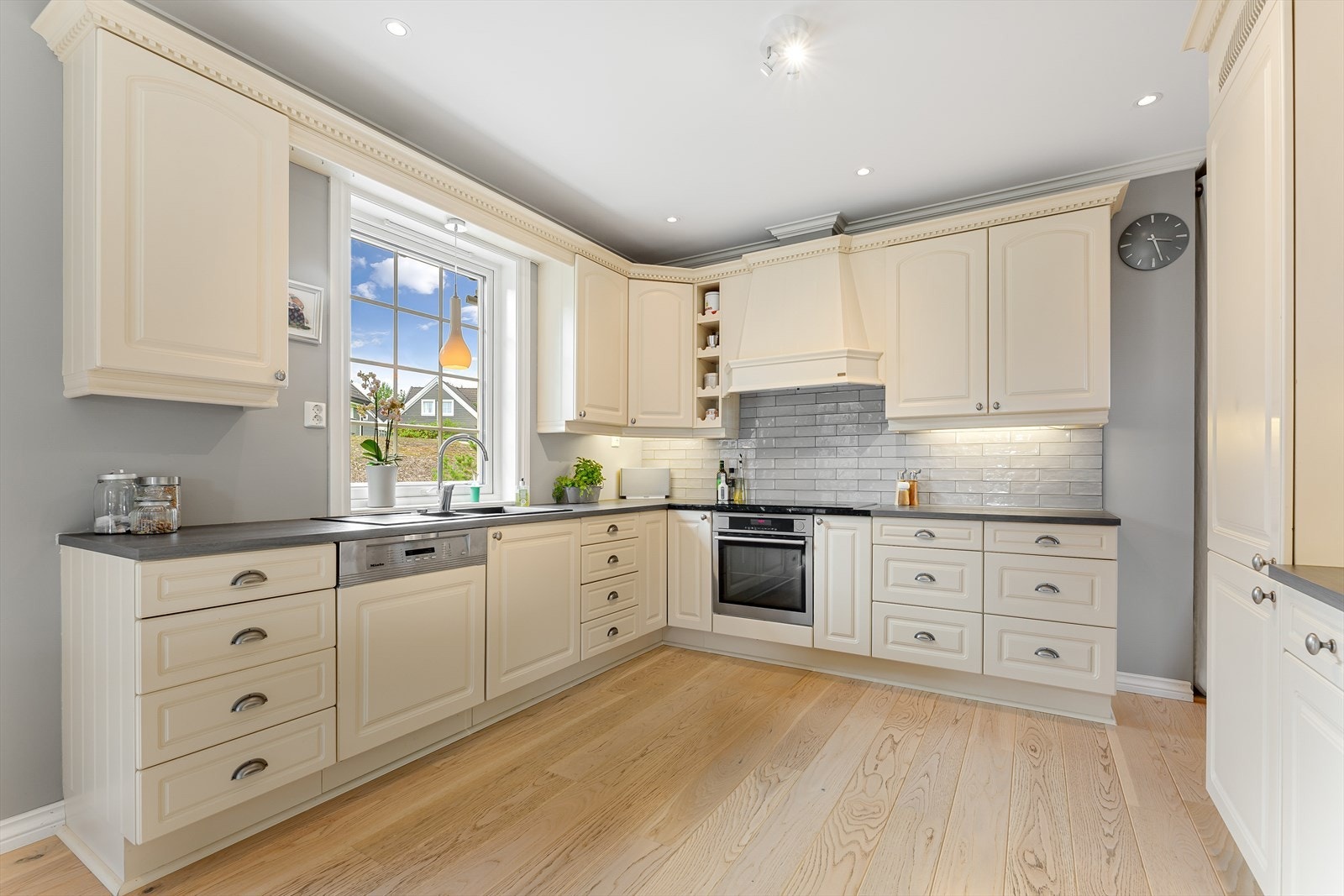 Det har en praktisk utforming med store arbeidsflater og gode oppbevaringsmuligheter i skuffer og skap. Galleribilde