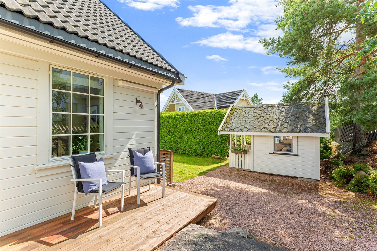 Det er satt opp et isolert uthus på ca. 3 kvm i hagen. Galleribilde