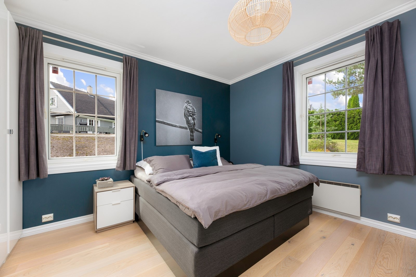 Hovedsoverommet er av god størrelse med god plass til oppbevaringsmøblement, dobbeltseng og nattbord. Galleribilde