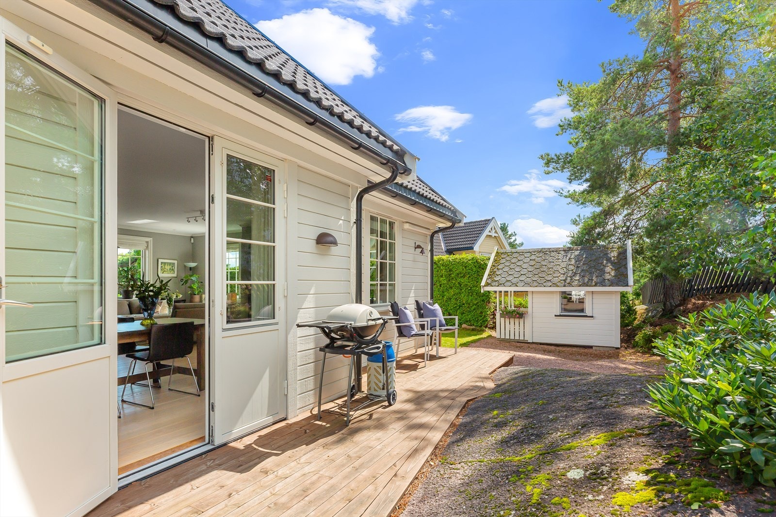 Terrassen ut fra stuen er på ca. 54 kvm og en ideell beliggenhet vendt mot vest. Galleribilde