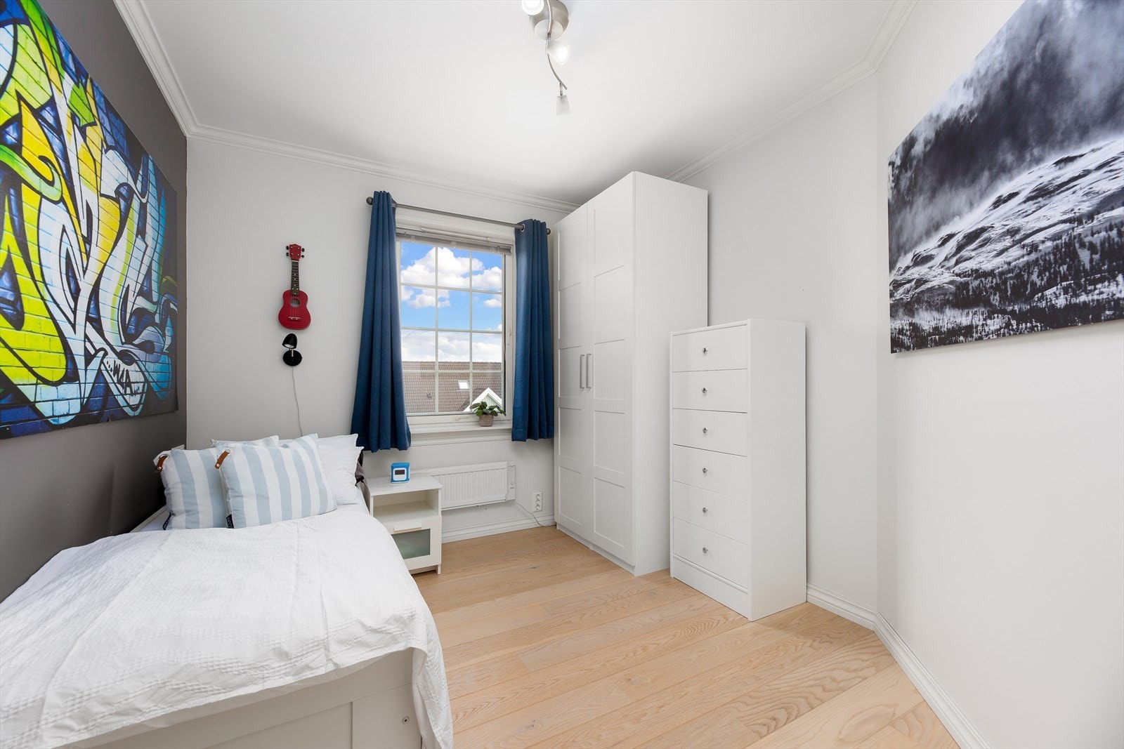 Her er ett av de tre soverommene i første etasje. Galleribilde