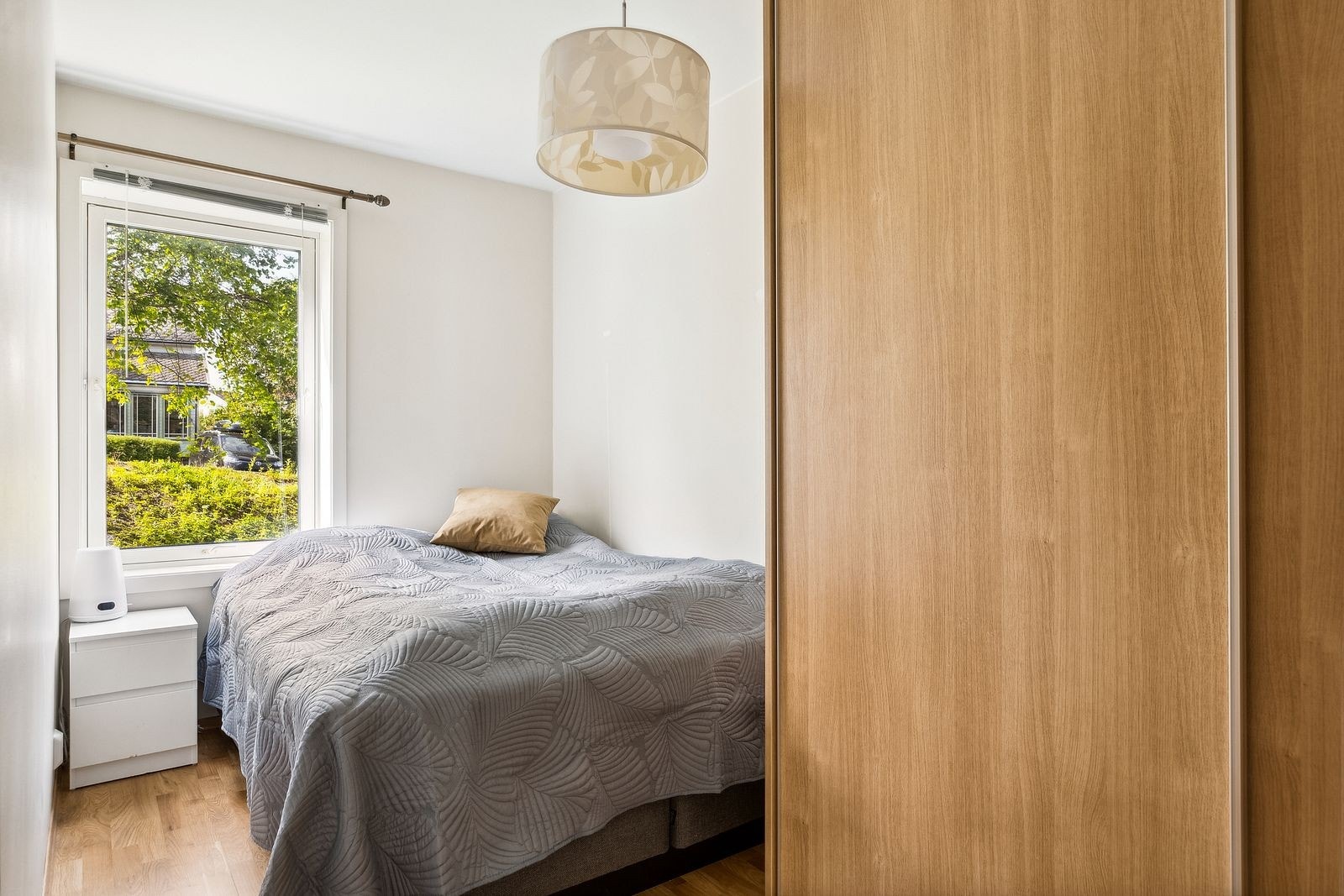 Soverom nr. 2 er av god størrelse og rommer dobbeltseng og garderobeskap. Galleribilde