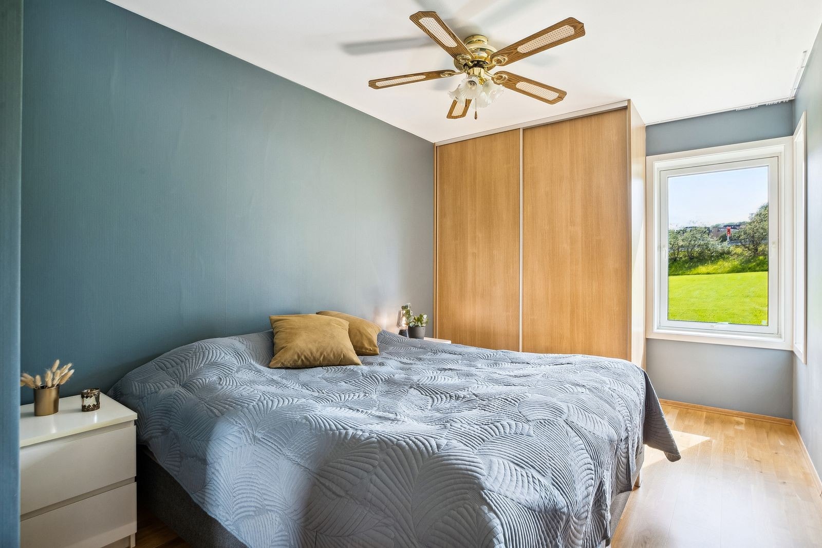 Stort hovedsoverom, med et rolig uteområde. Galleribilde