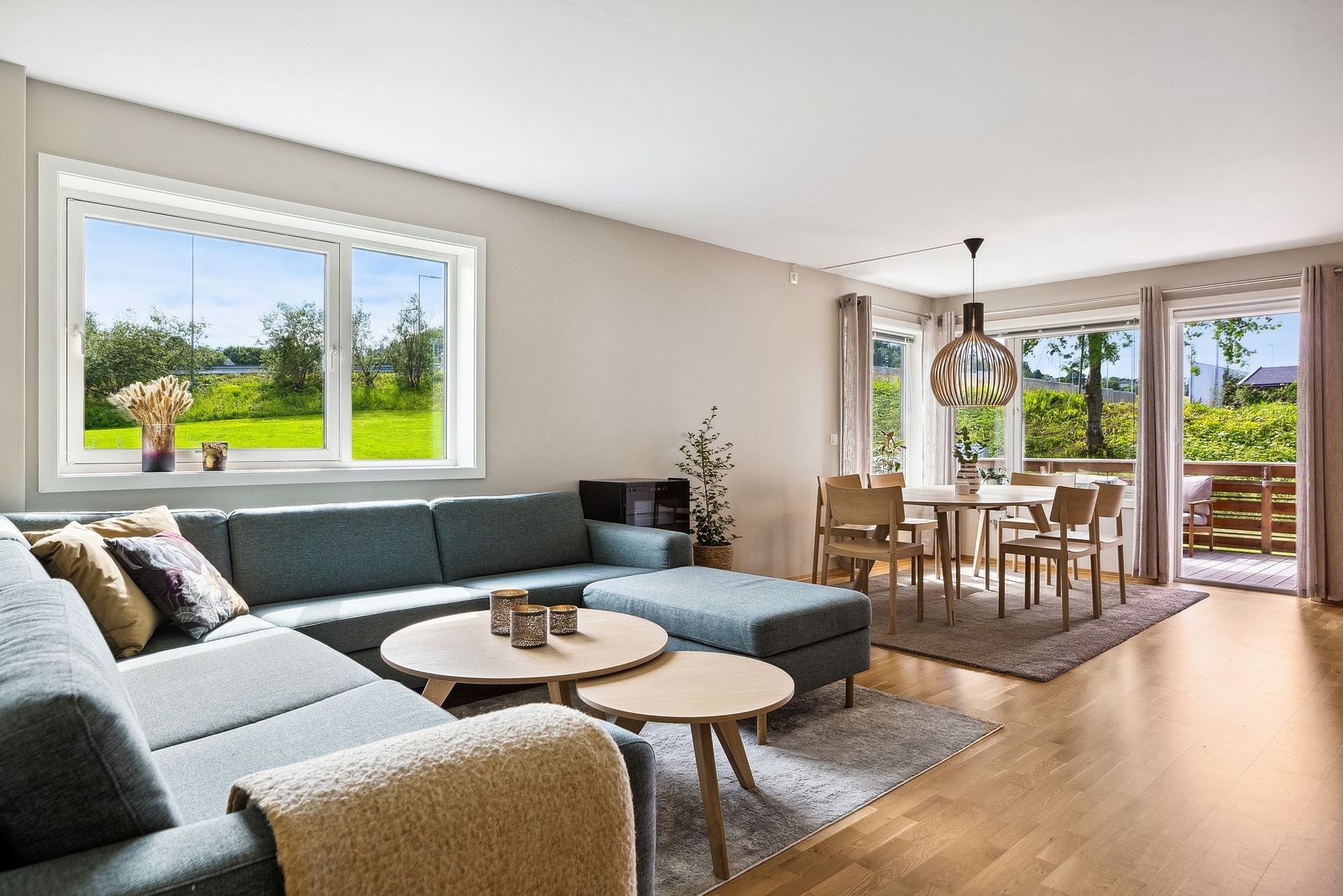 Åpen stue/kjøkkenløsning. Fjernvarme oppvarming Galleribilde