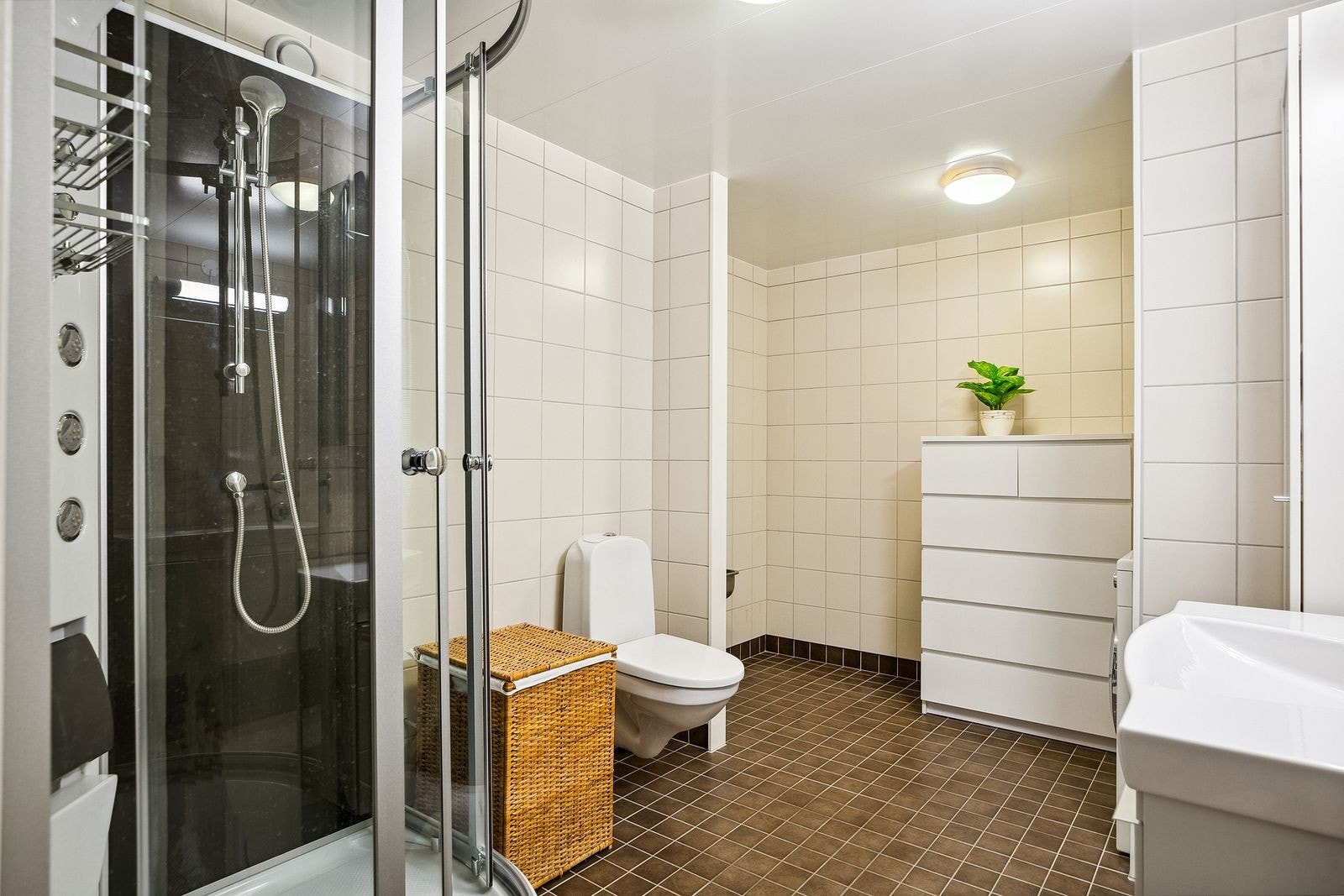 Pent opparbeidet bad med varmekabler i gulv - avdelt vaskerom. Galleribilde