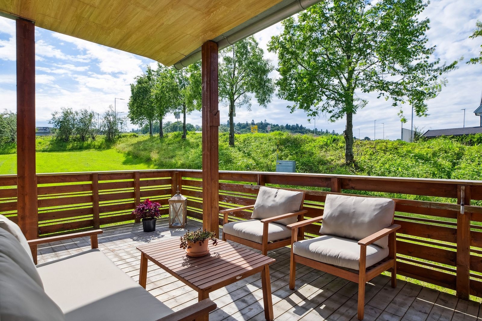 Veranda med gode solforhold direkte ut fra stue/kjøkken Galleribilde