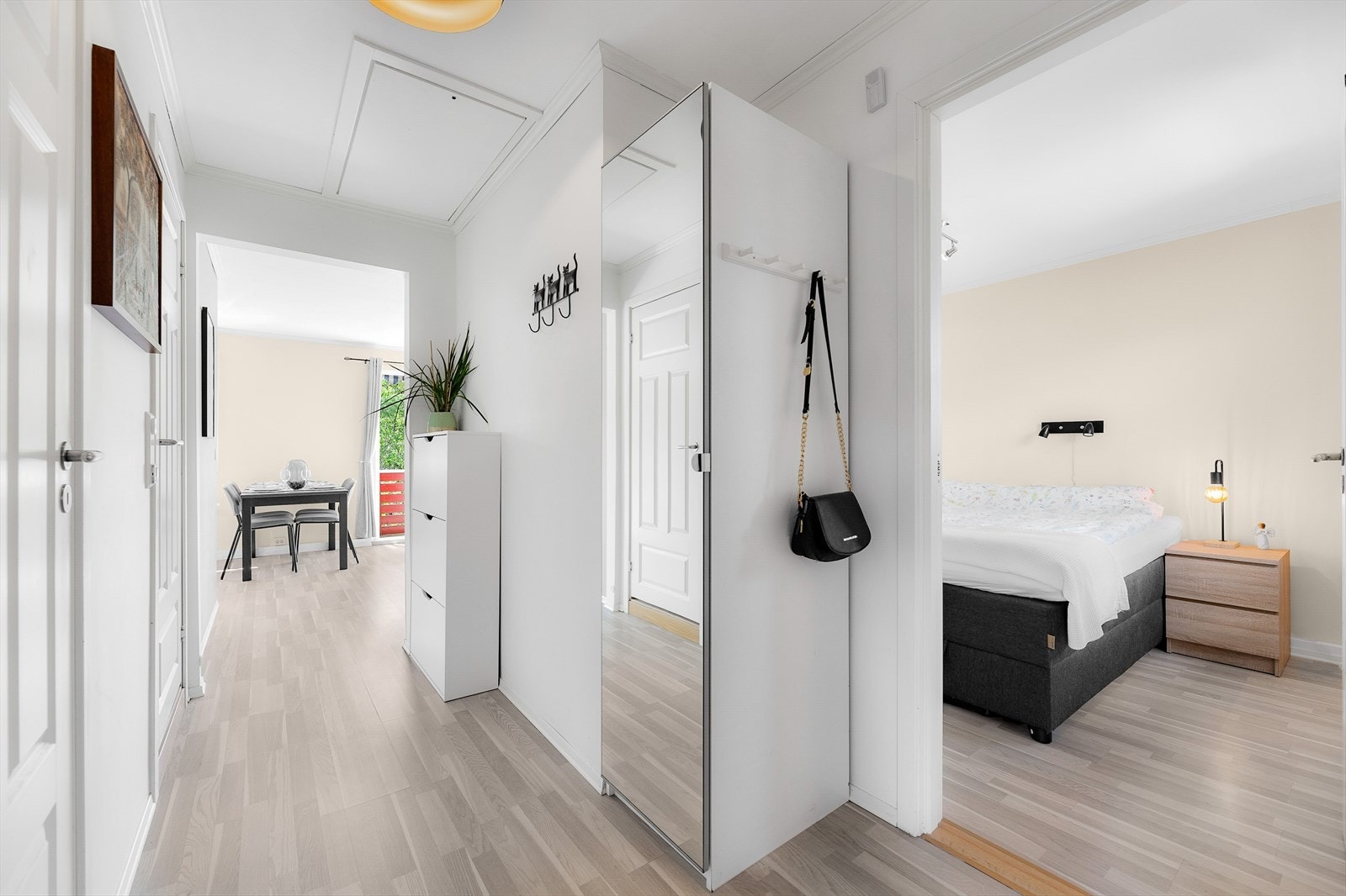 Åpen og romslig entré med plass til garderobeskap for ekstra oppbevaring. Galleribilde