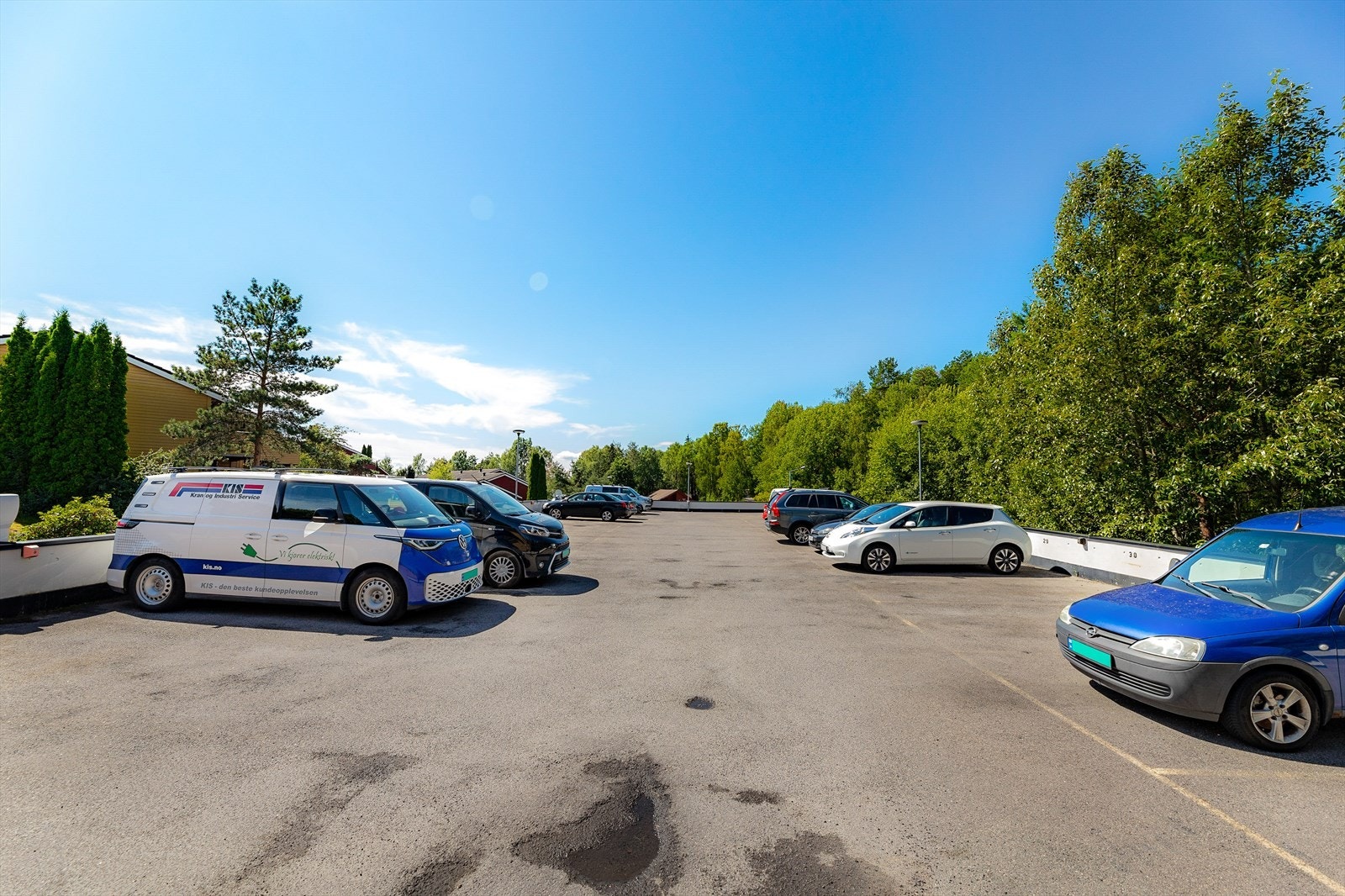 Det er ledige parkeringsplasser for leie via borettslaget. Dette koster kr. 250 pr mnd. Galleribilde