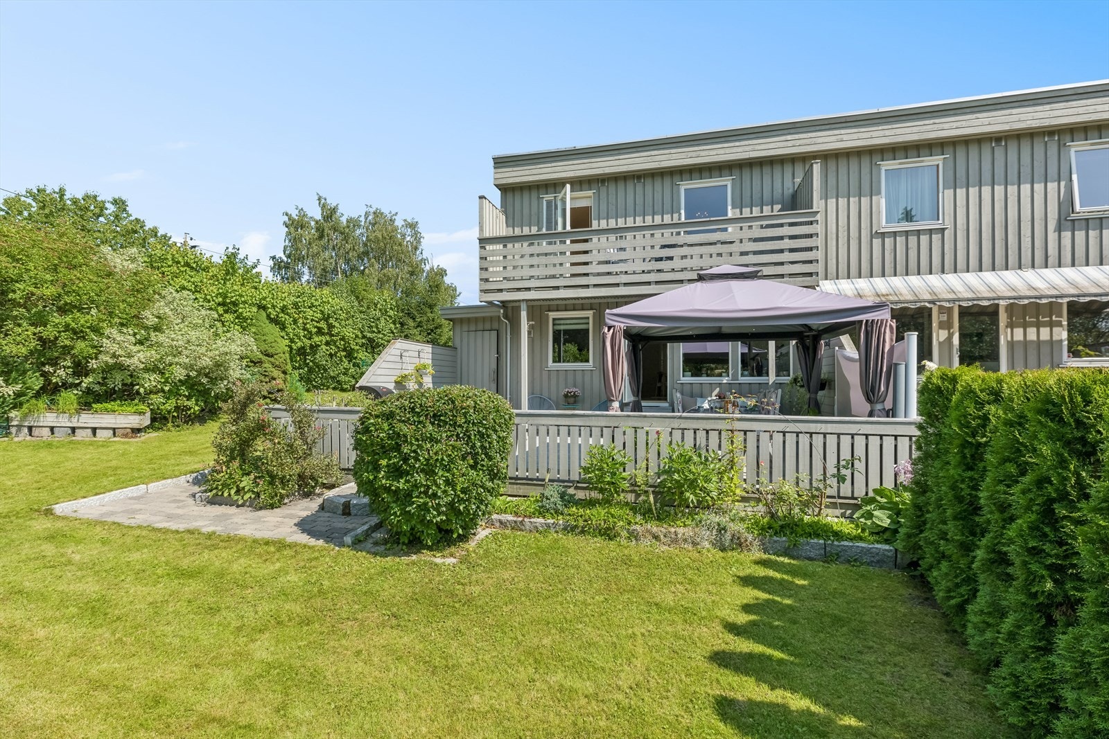 Terrassen på 42 m² gir rikelig med plass til utemøbler og grill. Galleribilde