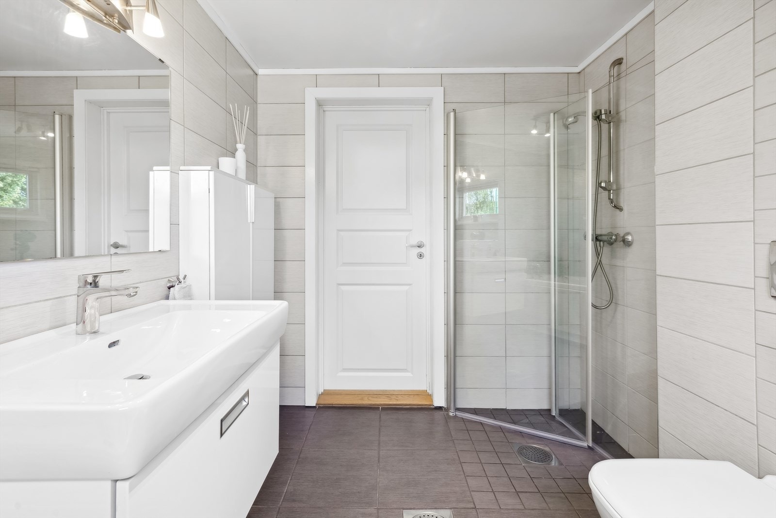 Bad/wc i 2.etg er fra 2009. Flislagt gulv med varmekabler. Vegger kledd med fliser og himling med malte plater. Galleribilde