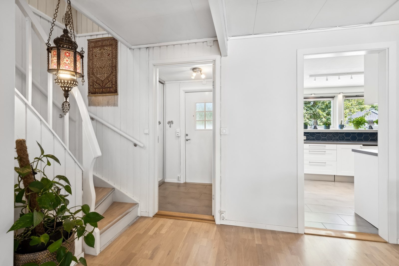 Entréen har god plass for å henge av seg yttertøy og gir en hyggelig velkomst inn til boligen. Galleribilde