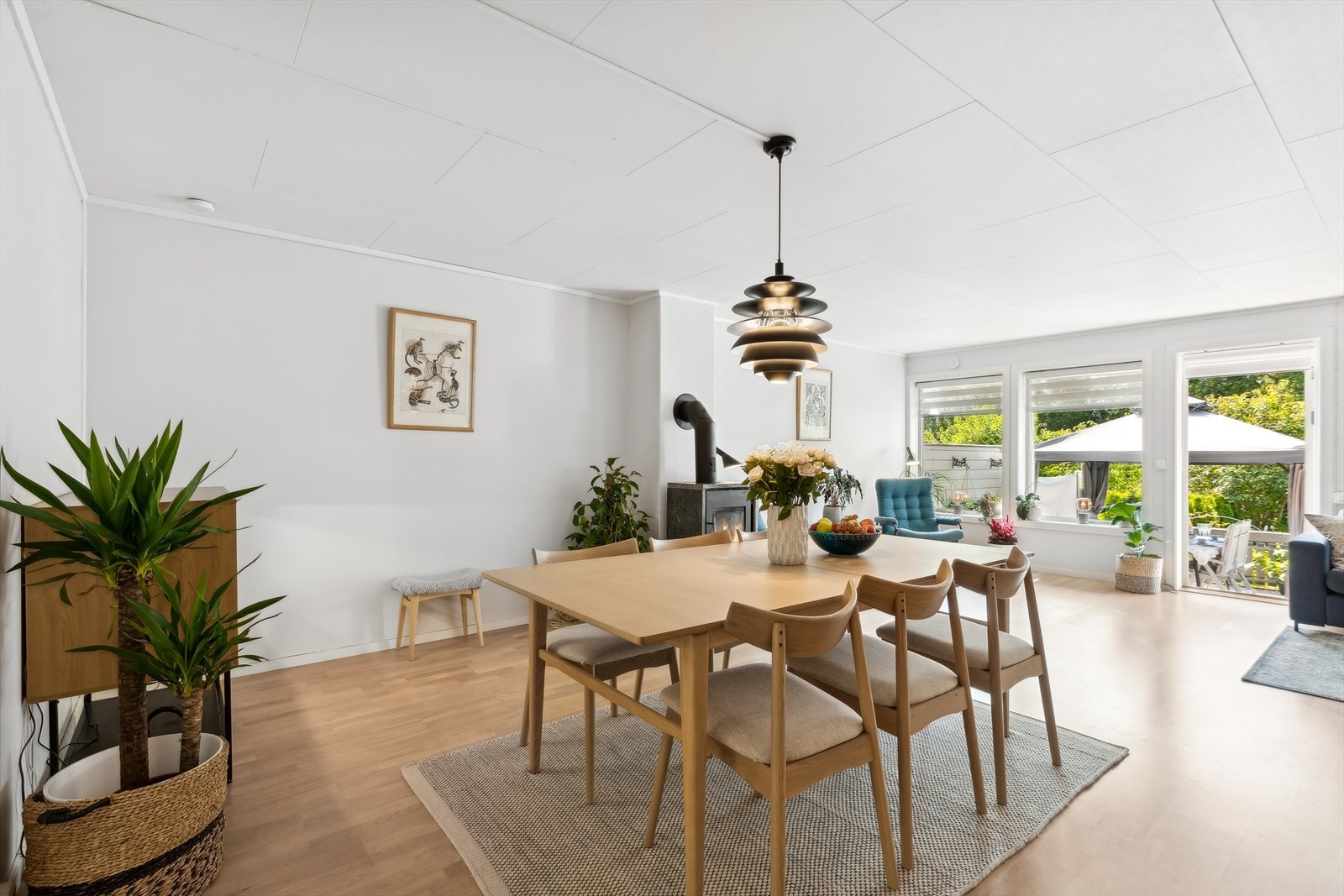 Fra spisestuen kan man nyte den flotte utsikten mot terrassen og hagen. Galleribilde
