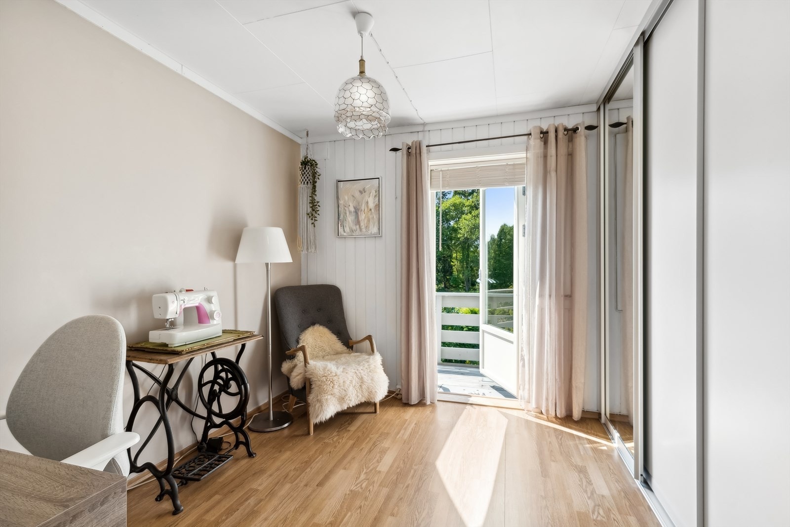 Barnesoverom som er både funksjonelt og koselig, med god plass til lek og oppbevaring. Utgang til balkong. Galleribilde