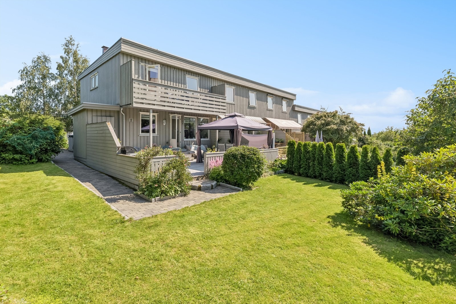 Koselig rekkehus med skjermet hage og stor vestvendt terrasse Galleribilde