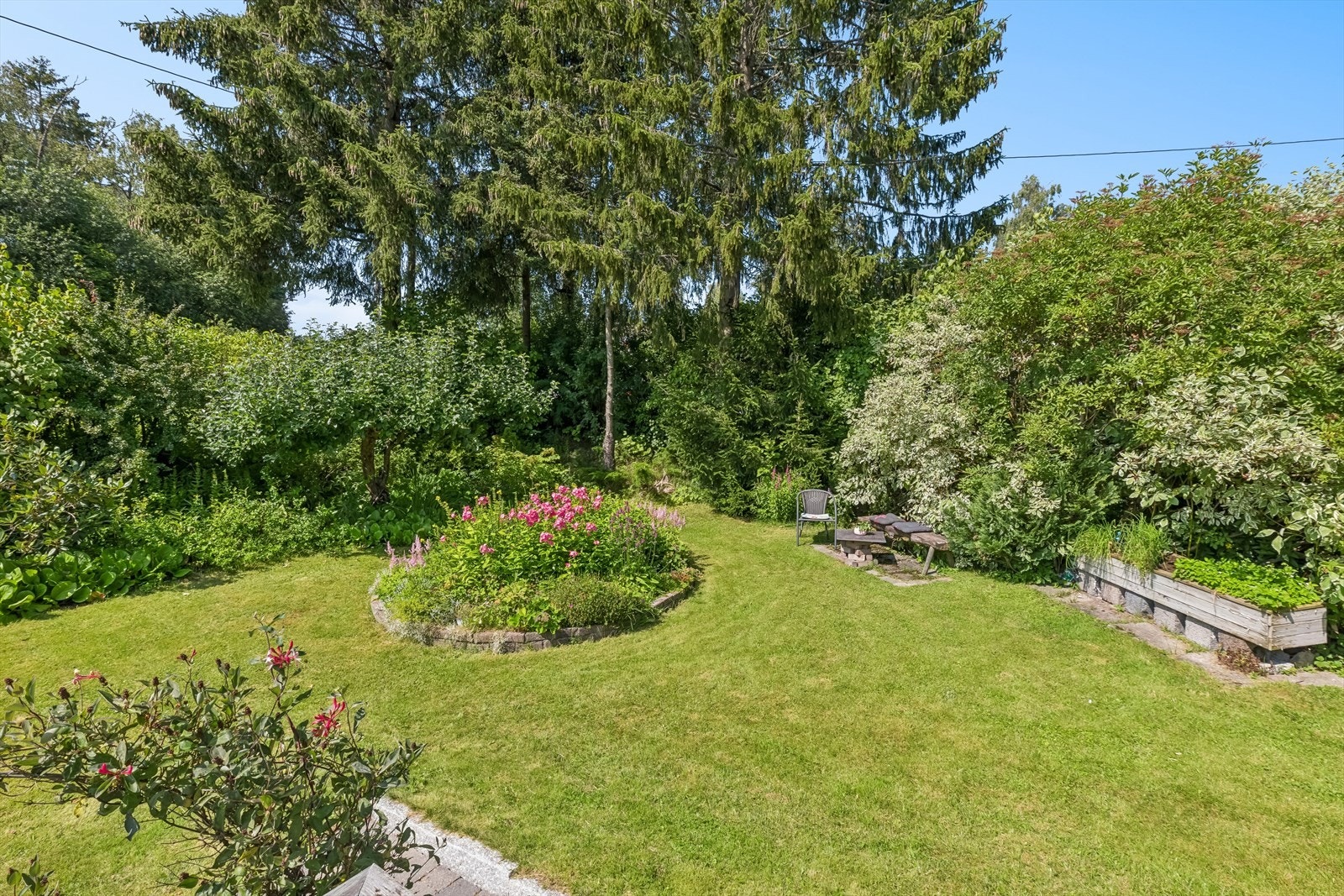 Privat hage med vakker beplantning og god skjerming. Galleribilde