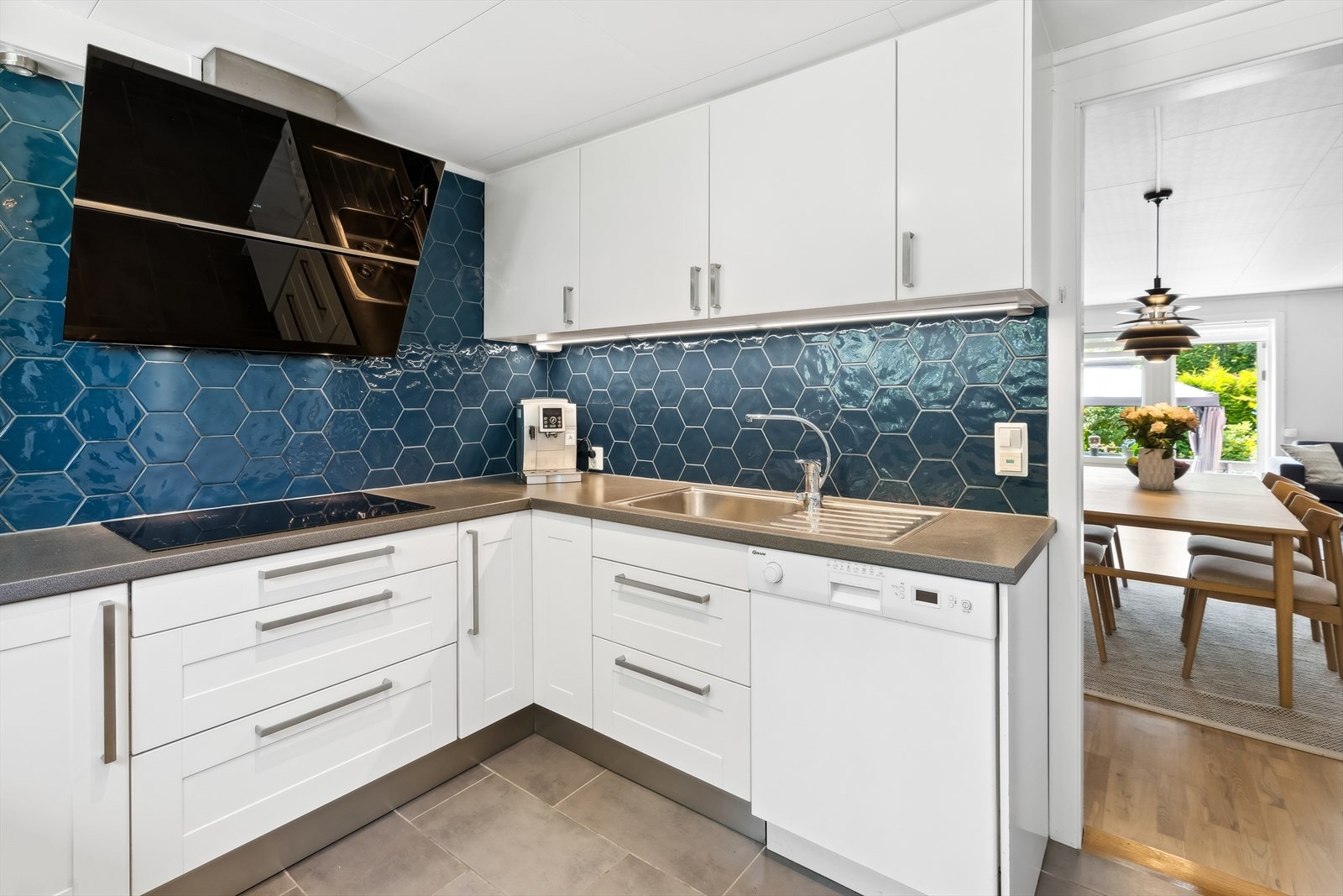 Opplegg og plass for oppvaskmaskin. Integrert mikrobølgeovn, stekeovn og bred induksjonstopp fra IKEA. Integrert kjøleskap fra Siemens. Galleribilde