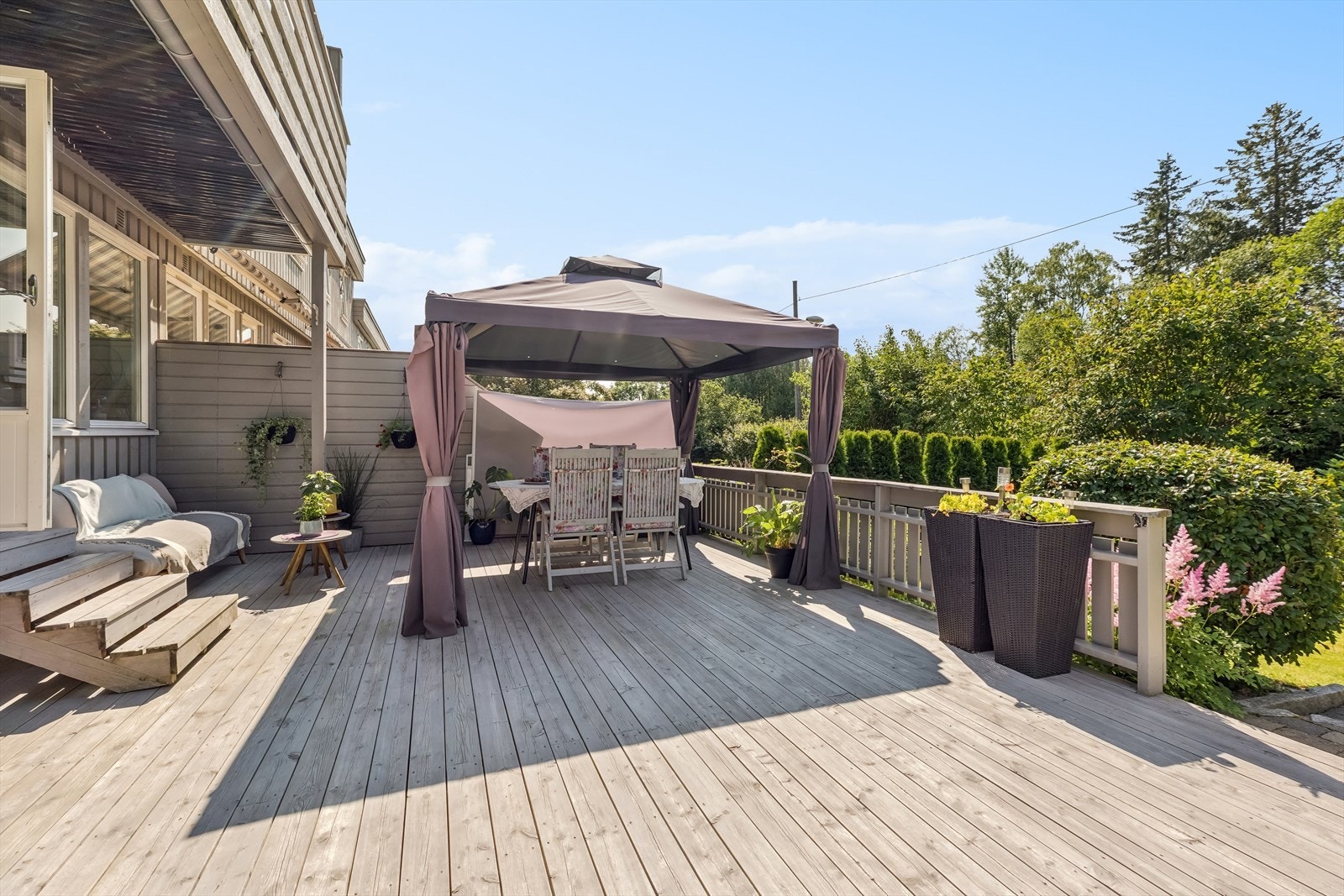 Vestvendt terrasse med sol hele ettermiddagen og kvelden. Galleribilde