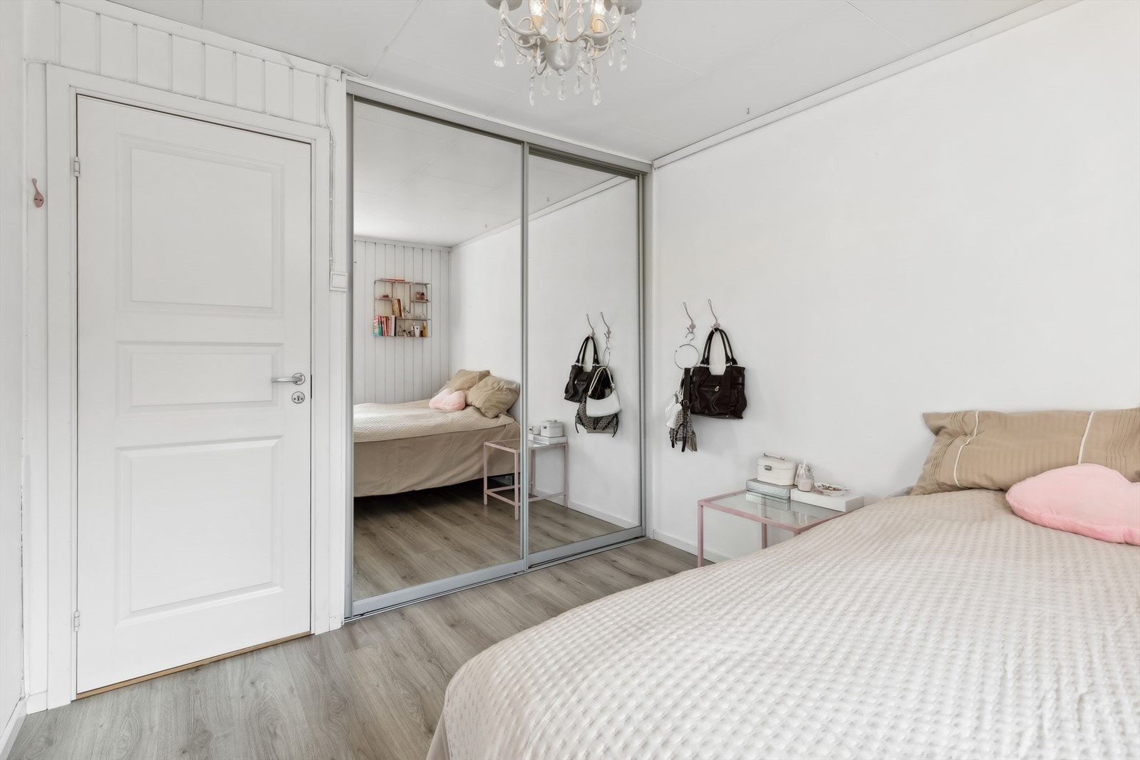 Soverom nr 2 med god plass for oppbevaring av klær. Galleribilde