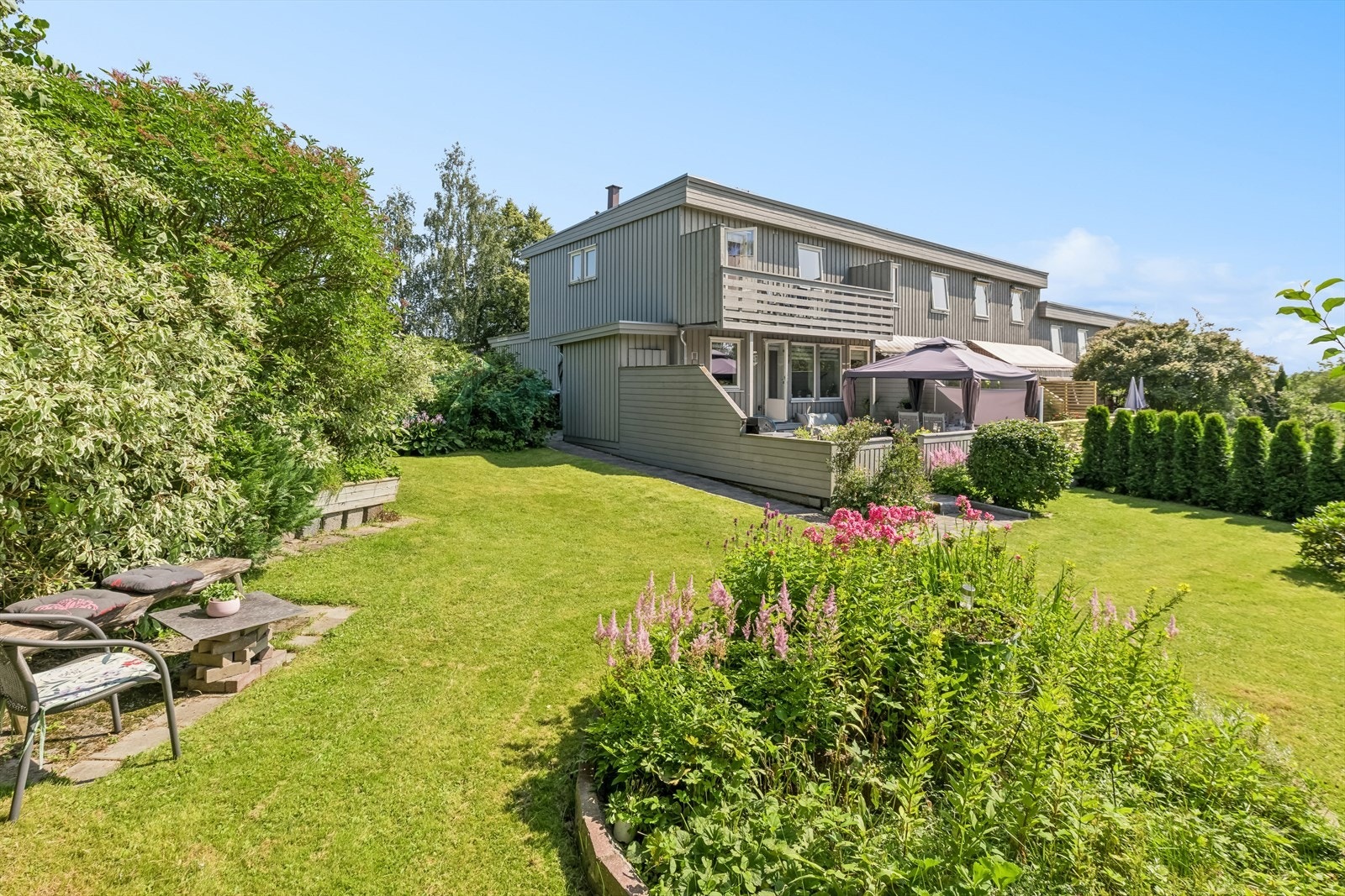 Flott og skjermet hage, perfekt for barnelek og avslapning. Galleribilde