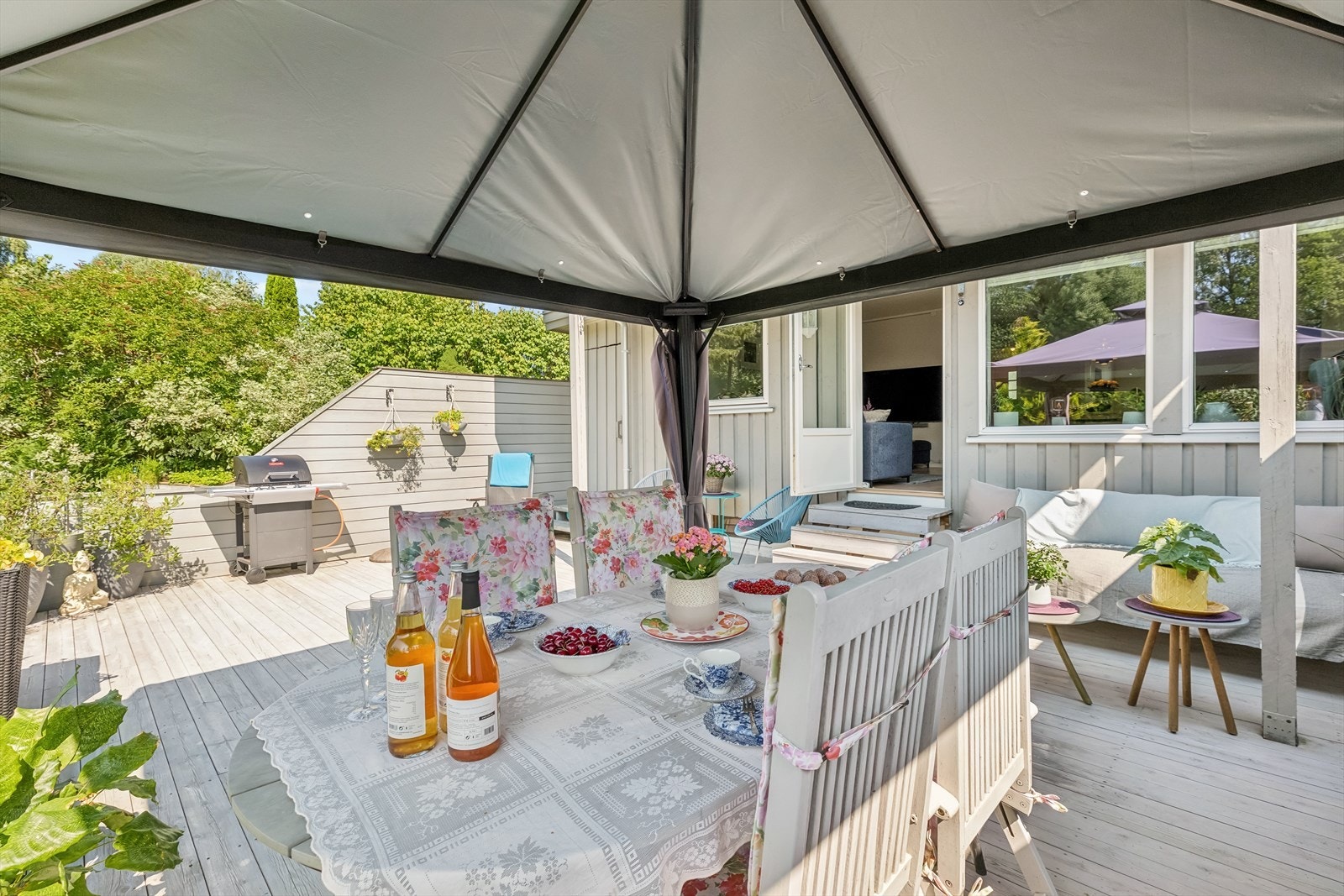 Nyt lange sommerdager på den 42 m² store terrassen. Galleribilde