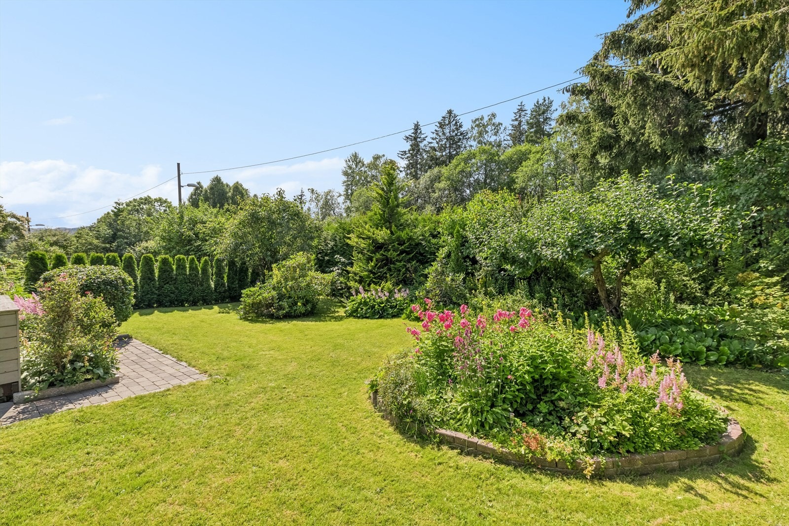 Pent og opparbeidet hage med svært lite innsyn. Galleribilde