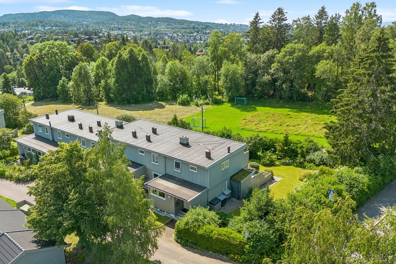 En imponerende utsikt fra oven av den store terrassen på 42 m² og den vakre hagen. Galleribilde
