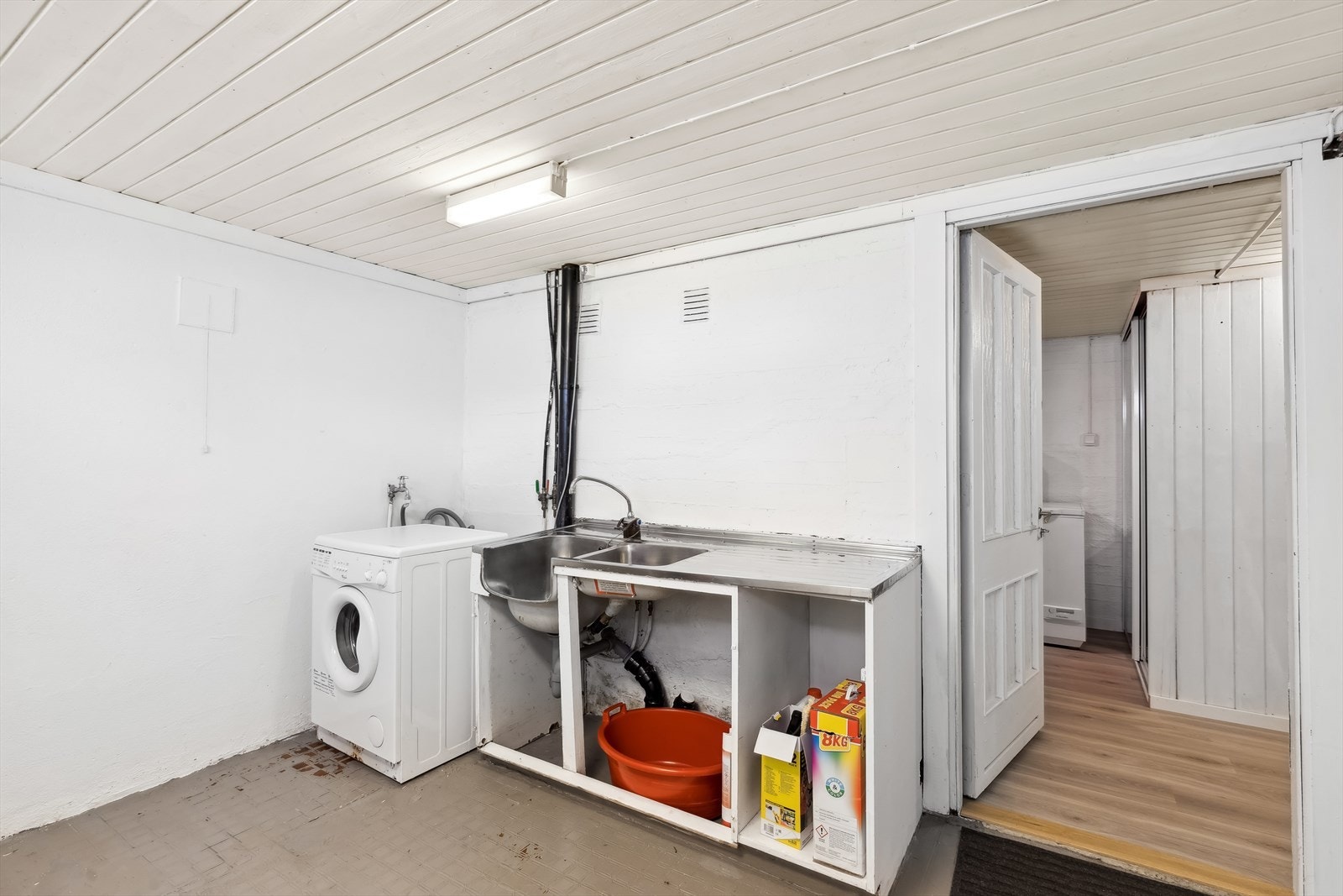 Praktisk vaskerom som befinner seg i underetasjen. Galleribilde