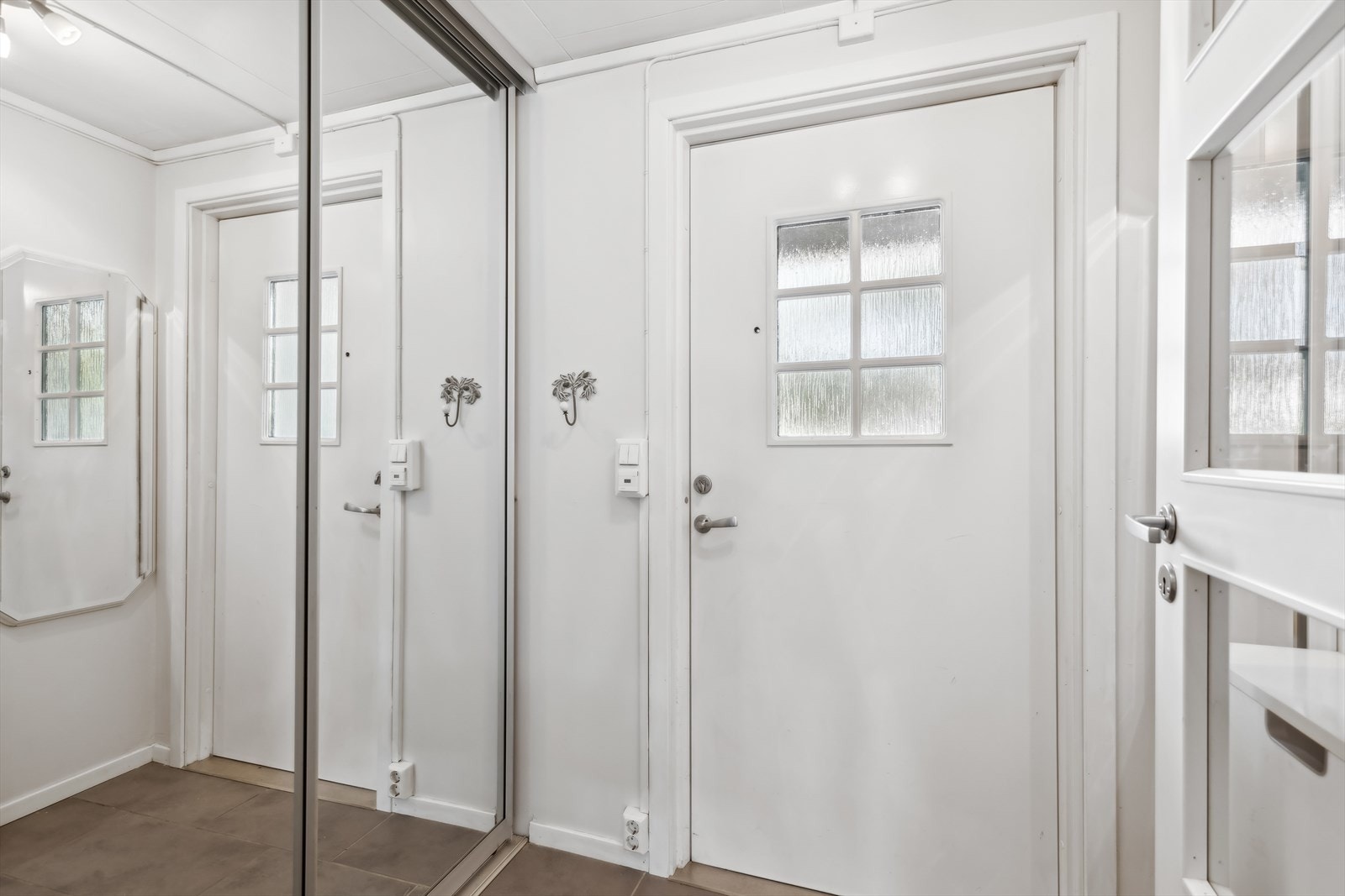 Stort og romslig entré, med god plass for å henge av seg yttertøy. Galleribilde