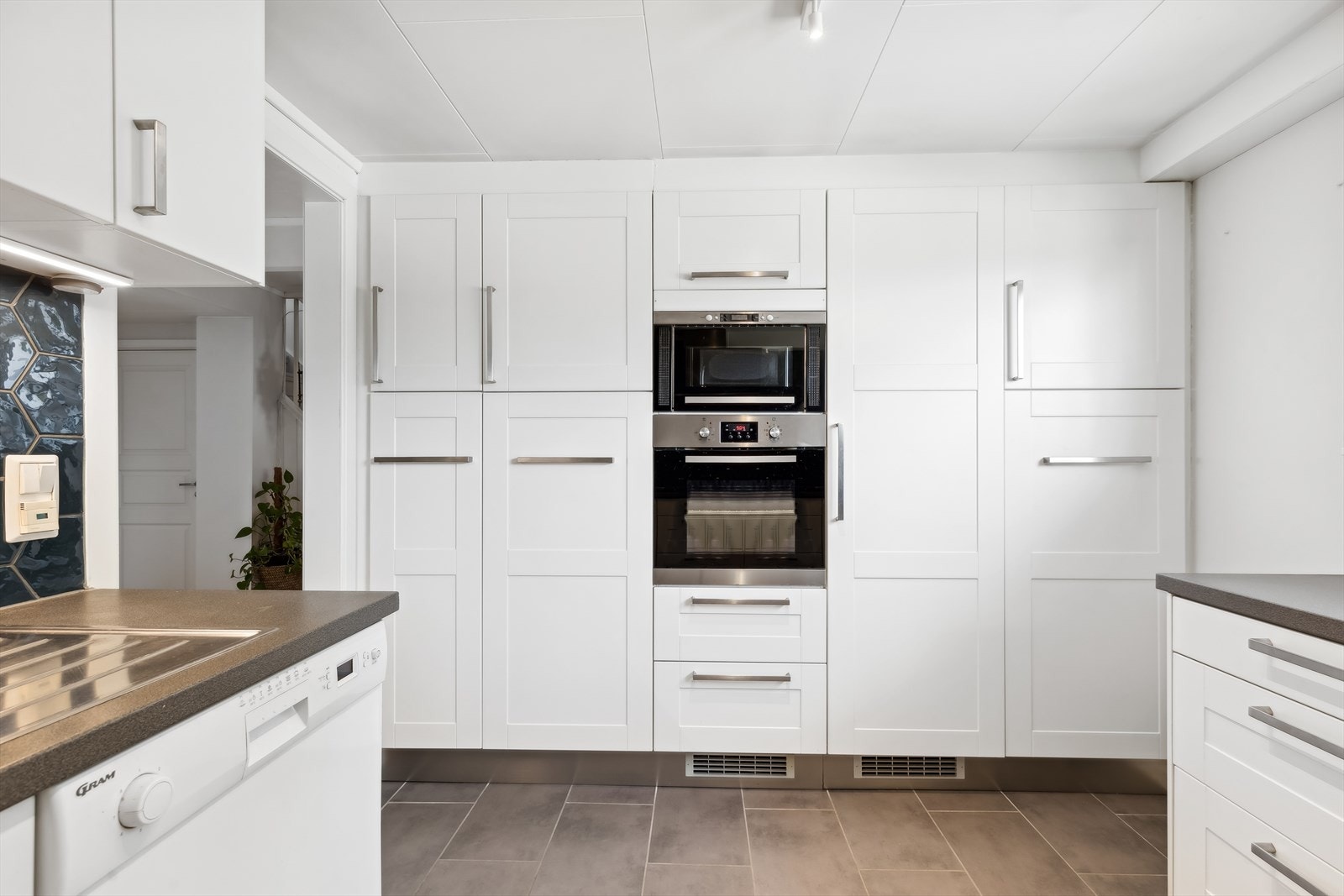 Kjøkkeninnredningen byr godt med skapplass. Galleribilde