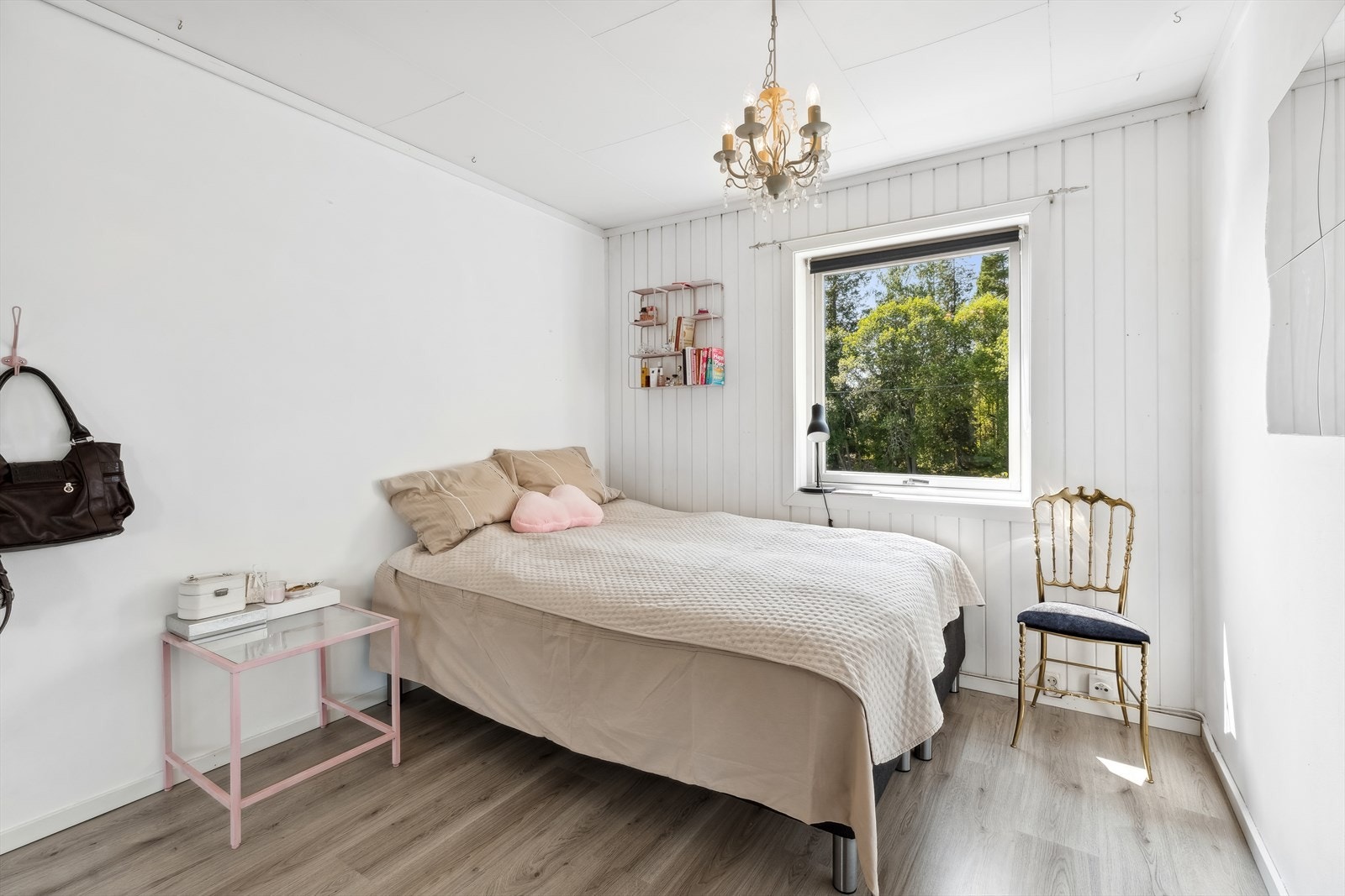 Soverom nr 2 er romslig og lyst. Rommet får inn rikelig med naturlig lys. Galleribilde