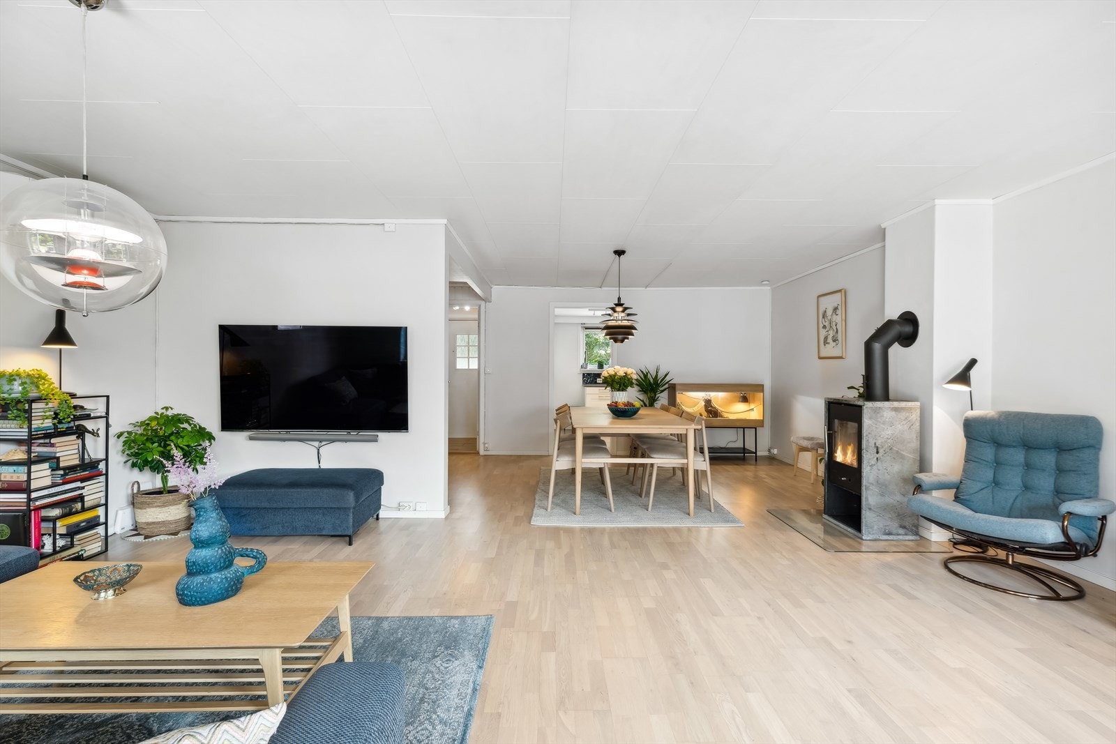 Harmonisk kombinasjon av spiseplass og stue, ideelt for både hverdagsbruk og sosiale sammenkomster. Galleribilde