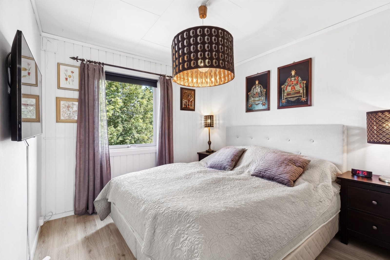 Hovedsoverom med plass til dobbeltseng og tilhørende nattbord. Galleribilde