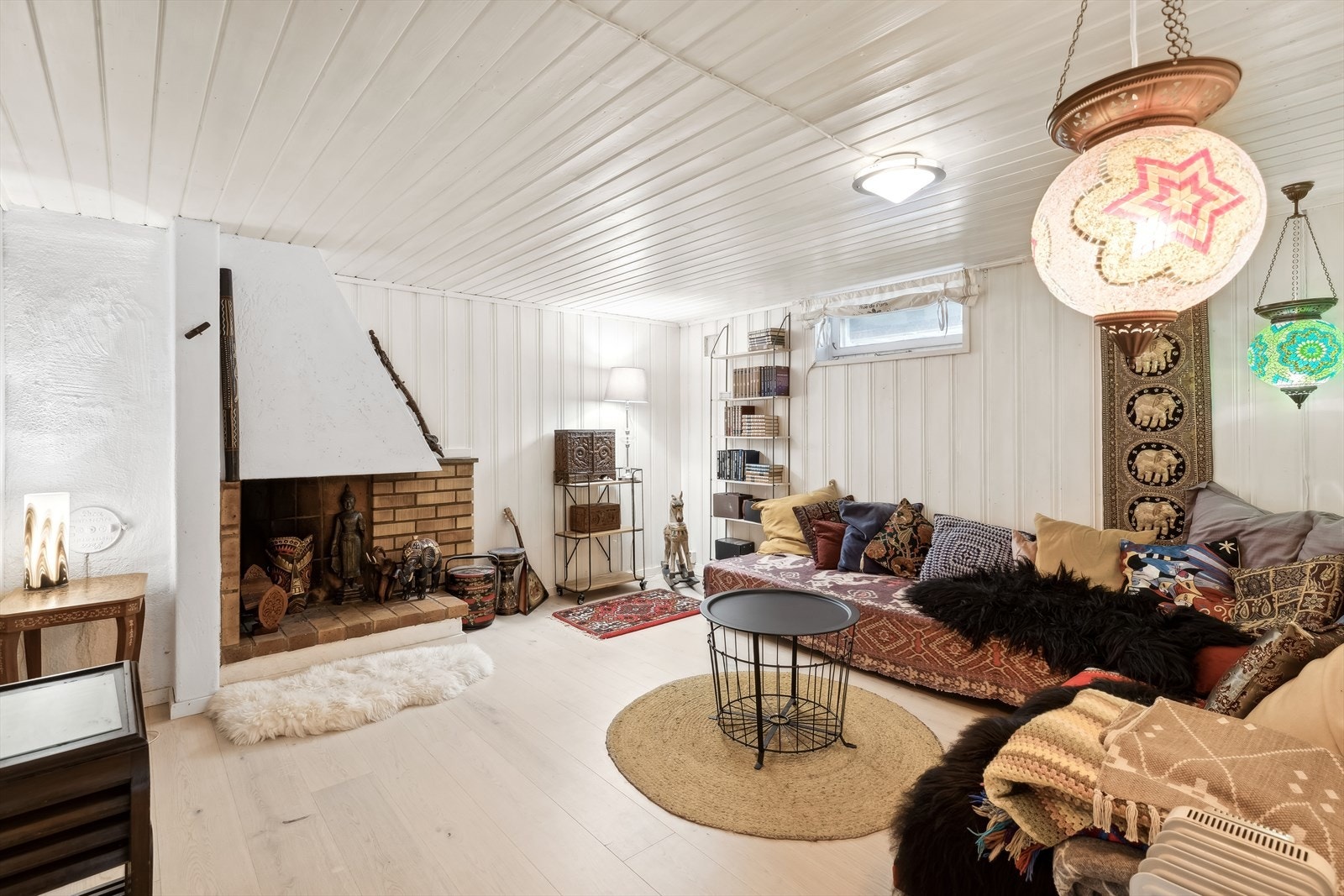 Flott innredet kjellerstue. Galleribilde