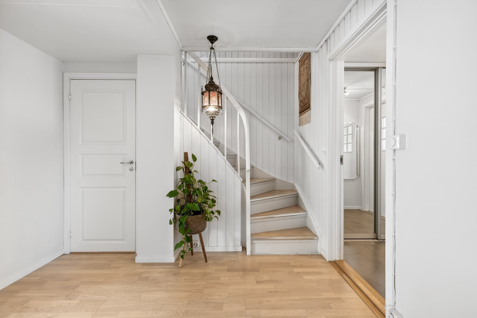 Rekkehusets entré er lys og gir et positivt førsteinntrykk av boligen. Galleribilde