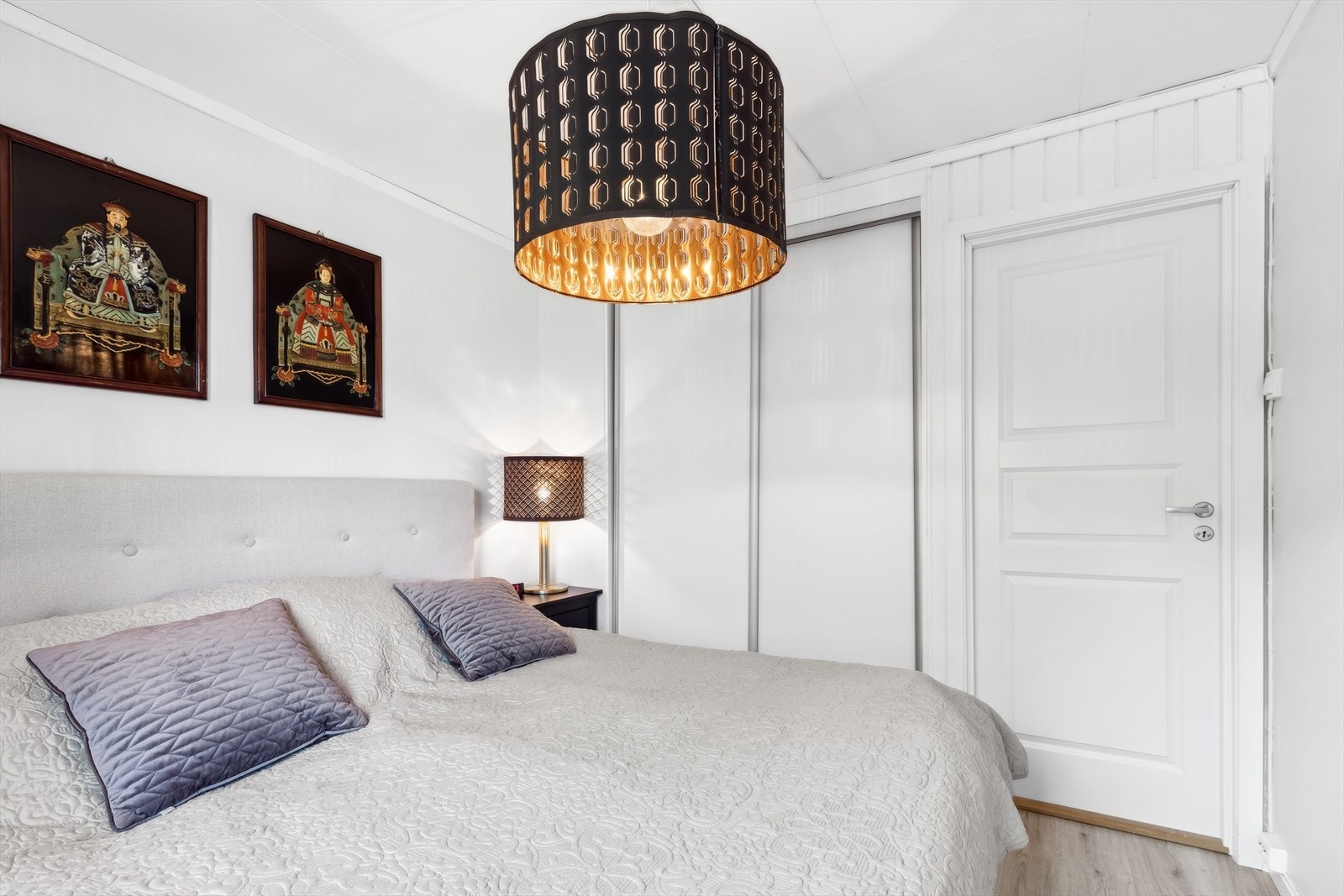 Hovedsoverommet god plass for oppbevaring av klær i skyvedørsgarderoben. Galleribilde